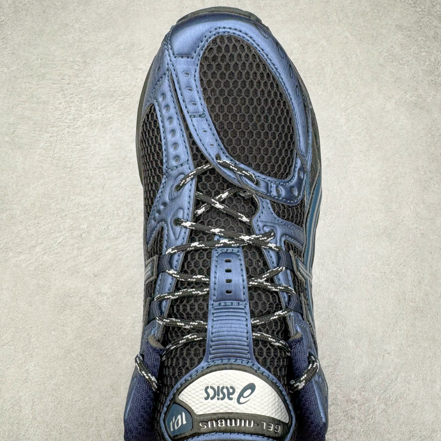 图片[4]-＃Lw纯原 ASICS Gel-Nimbus 10.1 亚瑟士雨云10.1代系列轻量缓震休闲运动跑步鞋 近年来，运动鞋市场迎来了一个新的设计潮流：通过融合艺术与技术，赋予运动鞋更多的时尚元素和创新设计。作为市场中的领导者之一，ASICS（亚瑟士）一向以其技术创新和卓越的鞋款设计著称。而另一个前卫的实验鞋类品牌EMPTY BEHAVIOR，以其非凡的创意和探索，尤其对未来主义和非传统材料的热情撞击，从业界中脱颖而出。两者的合作，以推出特别版的GEL-NIMBUS™ 10.1鞋款——主题为“EVEN MY SHOE IS ART”为标志，为运动鞋设计涉入一个全新的高度。尺码：36 37 37.5 38 39 39.5 40.5 41.5 42 42.5 43.5 44 44.5 45 46-选品中心