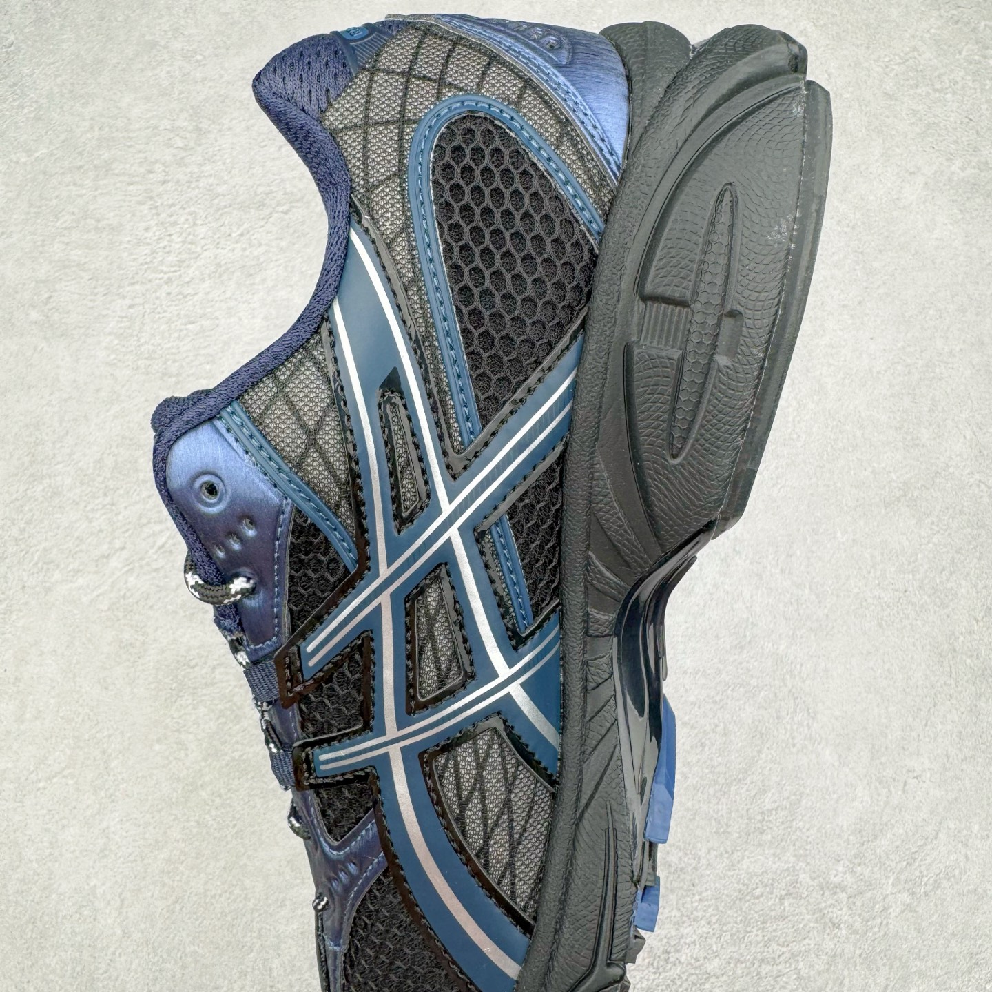 图片[7]-＃Lw纯原 ASICS Gel-Nimbus 10.1 亚瑟士雨云10.1代系列轻量缓震休闲运动跑步鞋 近年来，运动鞋市场迎来了一个新的设计潮流：通过融合艺术与技术，赋予运动鞋更多的时尚元素和创新设计。作为市场中的领导者之一，ASICS（亚瑟士）一向以其技术创新和卓越的鞋款设计著称。而另一个前卫的实验鞋类品牌EMPTY BEHAVIOR，以其非凡的创意和探索，尤其对未来主义和非传统材料的热情撞击，从业界中脱颖而出。两者的合作，以推出特别版的GEL-NIMBUS™ 10.1鞋款——主题为“EVEN MY SHOE IS ART”为标志，为运动鞋设计涉入一个全新的高度。尺码：36 37 37.5 38 39 39.5 40.5 41.5 42 42.5 43.5 44 44.5 45 46-选品中心