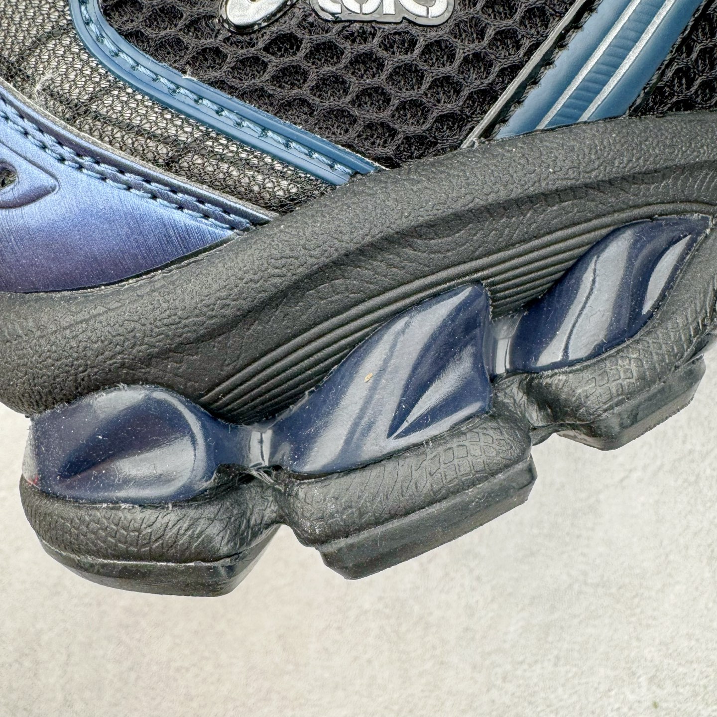 图片[17]-＃Lw纯原 ASICS Gel-Nimbus 10.1 亚瑟士雨云10.1代系列轻量缓震休闲运动跑步鞋 近年来，运动鞋市场迎来了一个新的设计潮流：通过融合艺术与技术，赋予运动鞋更多的时尚元素和创新设计。作为市场中的领导者之一，ASICS（亚瑟士）一向以其技术创新和卓越的鞋款设计著称。而另一个前卫的实验鞋类品牌EMPTY BEHAVIOR，以其非凡的创意和探索，尤其对未来主义和非传统材料的热情撞击，从业界中脱颖而出。两者的合作，以推出特别版的GEL-NIMBUS™ 10.1鞋款——主题为“EVEN MY SHOE IS ART”为标志，为运动鞋设计涉入一个全新的高度。尺码：36 37 37.5 38 39 39.5 40.5 41.5 42 42.5 43.5 44 44.5 45 46-选品中心