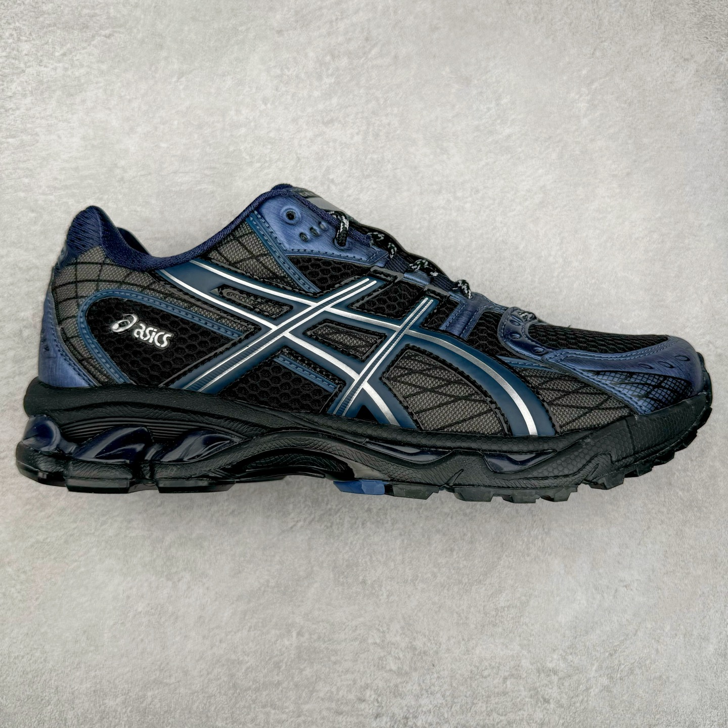 ＃Lw纯原 ASICS Gel-Nimbus 10.1 亚瑟士雨云10.1代系列轻量缓震休闲运动跑步鞋 近年来，运动鞋市场迎来了一个新的设计潮流：通过融合艺术与技术，赋予运动鞋更多的时尚元素和创新设计。作为市场中的领导者之一，ASICS（亚瑟士）一向以其技术创新和卓越的鞋款设计著称。而另一个前卫的实验鞋类品牌EMPTY BEHAVIOR，以其非凡的创意和探索，尤其对未来主义和非传统材料的热情撞击，从业界中脱颖而出。两者的合作，以推出特别版的GEL-NIMBUS™ 10.1鞋款——主题为“EVEN MY SHOE IS ART”为标志，为运动鞋设计涉入一个全新的高度。尺码：36 37 37.5 38 39 39.5 40.5 41.5 42 42.5 43.5 44 44.5 45 46-选品中心