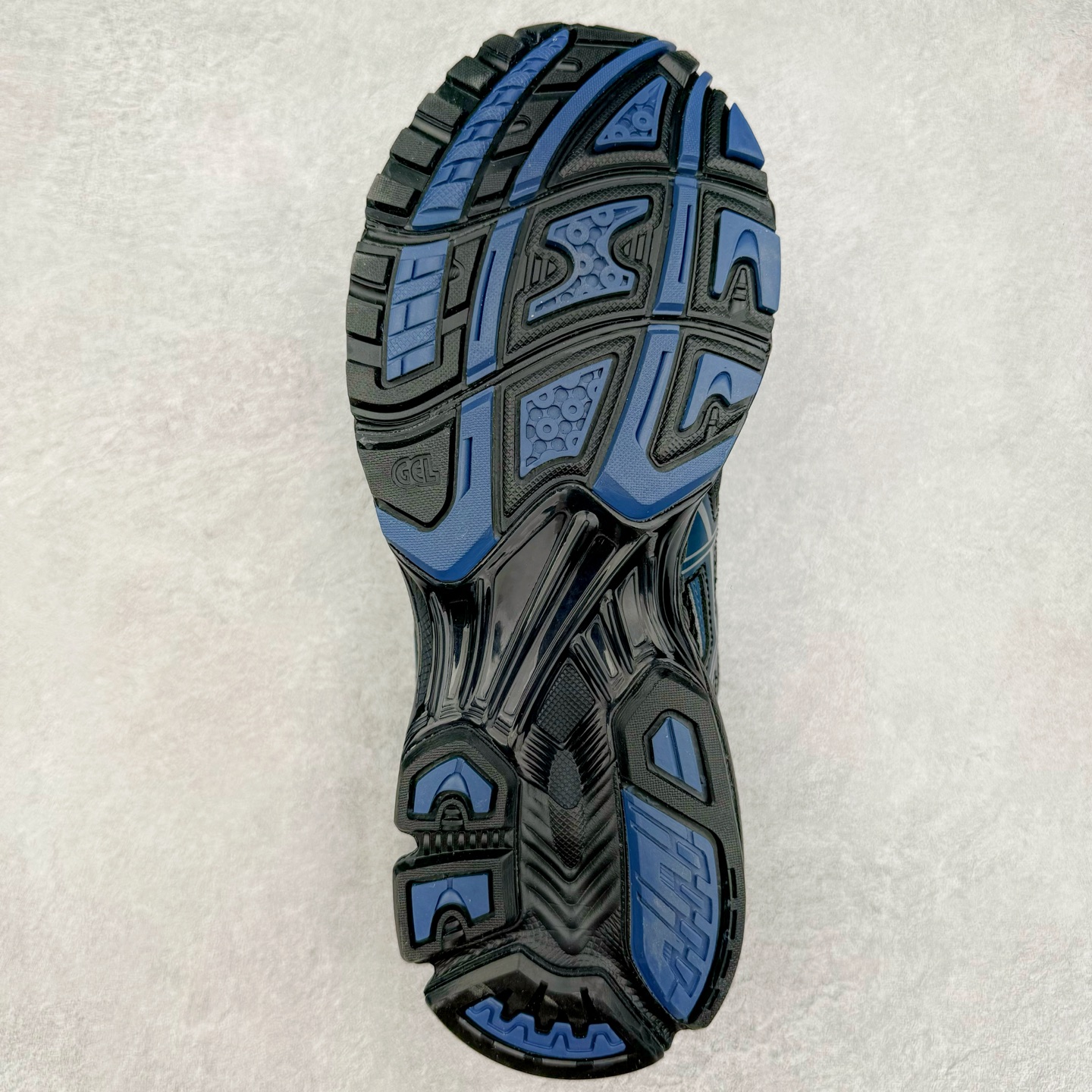 图片[9]-＃Lw纯原 ASICS Gel-Nimbus 10.1 亚瑟士雨云10.1代系列轻量缓震休闲运动跑步鞋 近年来，运动鞋市场迎来了一个新的设计潮流：通过融合艺术与技术，赋予运动鞋更多的时尚元素和创新设计。作为市场中的领导者之一，ASICS（亚瑟士）一向以其技术创新和卓越的鞋款设计著称。而另一个前卫的实验鞋类品牌EMPTY BEHAVIOR，以其非凡的创意和探索，尤其对未来主义和非传统材料的热情撞击，从业界中脱颖而出。两者的合作，以推出特别版的GEL-NIMBUS™ 10.1鞋款——主题为“EVEN MY SHOE IS ART”为标志，为运动鞋设计涉入一个全新的高度。尺码：36 37 37.5 38 39 39.5 40.5 41.5 42 42.5 43.5 44 44.5 45 46-选品中心