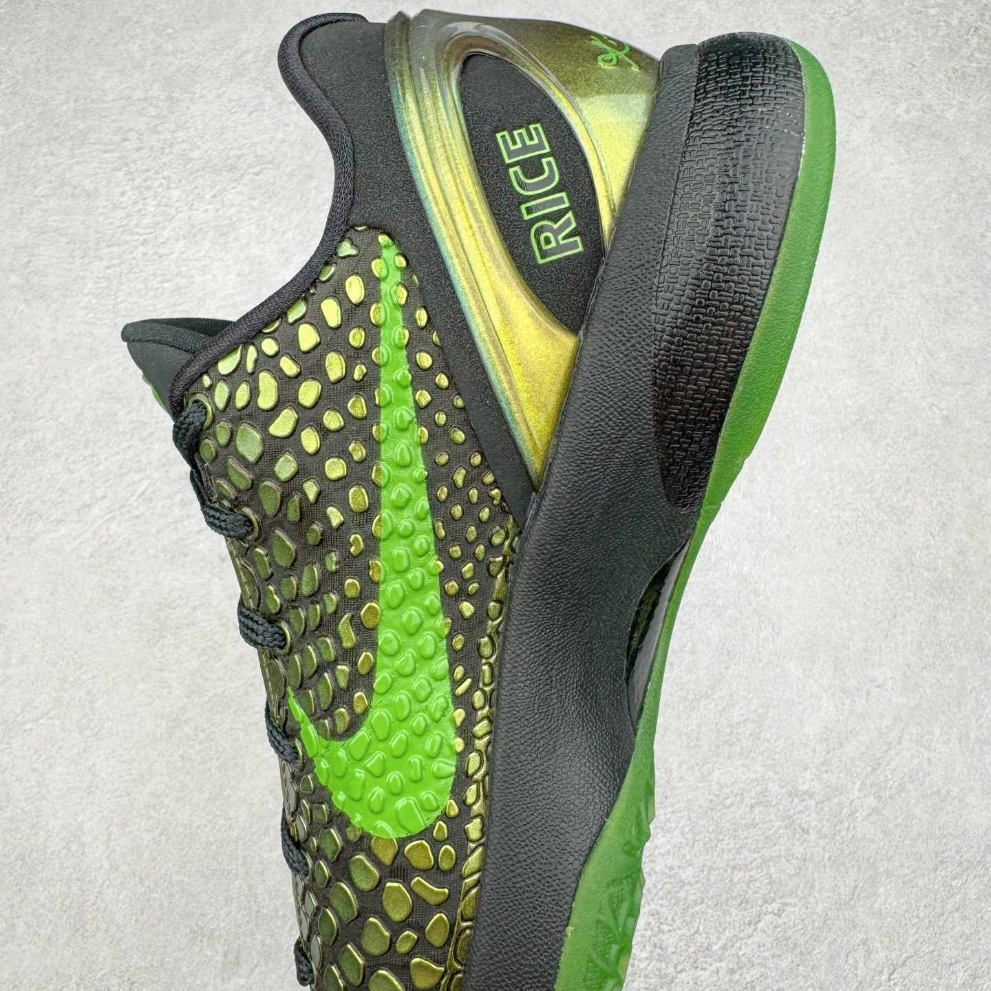 图片[7]-＃GX纯原 NK Zoom Kobe 6 Protro 科比六代 莱斯高中 黑金绿 446442-301 完美复刻公司货 前掌超大Zoom Turbo气垫 后掌EVA缓震 真正的原汁原味 还原ZP脚感 全身鞋材卡料色独家定制 唯一正确喷漆工艺Swoosh 正确凹凸蛇鳞工艺 正确鞋面渐变效果 内全置真动飞态线 独立原厂模具 最大尺码达到48.5码 首批不拼图大几率过验 亲测已过 支持各种高强度实战 无需担心 上脚价 补货周期极长 脚宽建议买大半码 科比系列前掌偏窄 不影响二次销售 支持七天无理由退换 尺码：40 40.5 41 42 42.5 43 44 44.5 45 45.5 46 47.5 48.5 49.6 50.5-选品中心