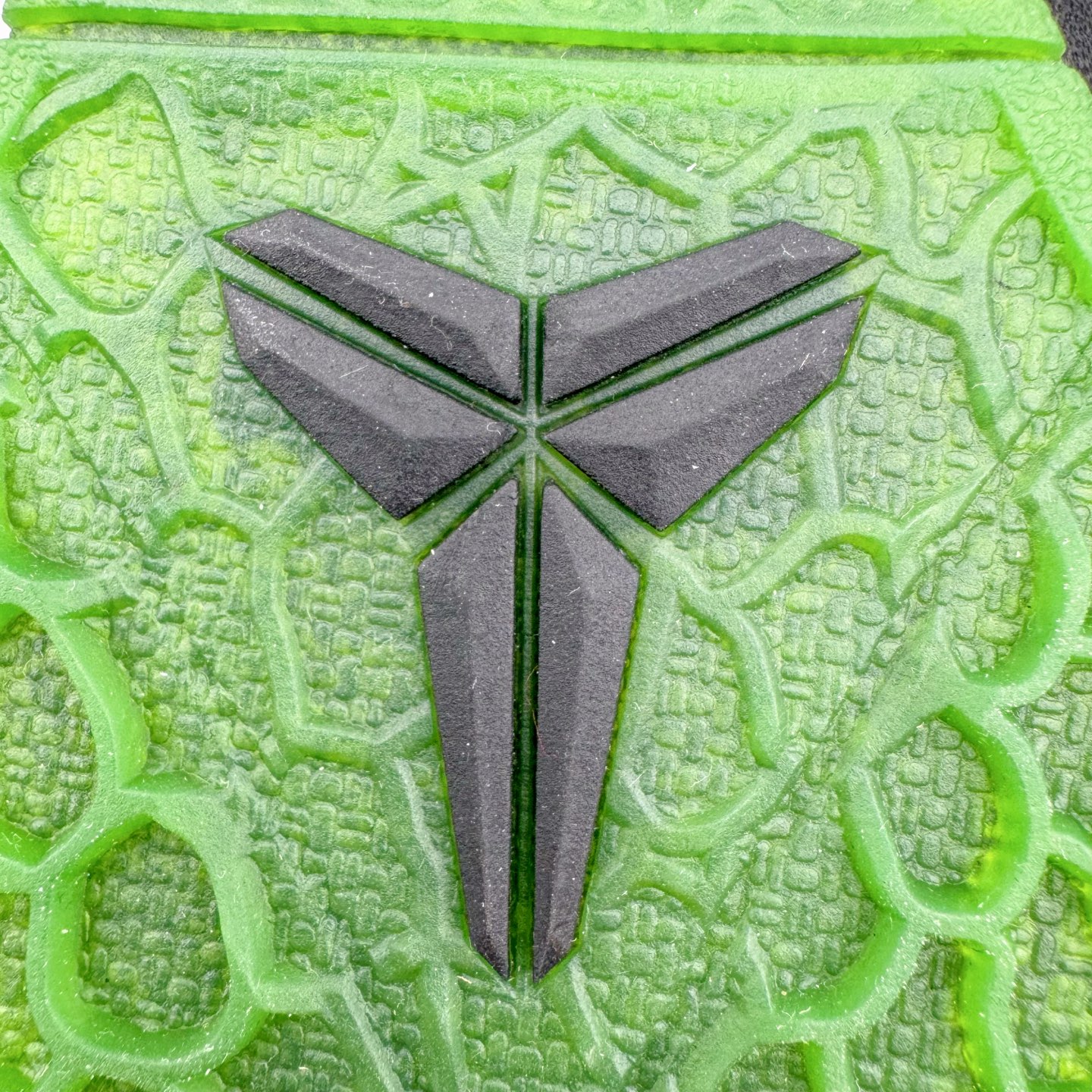 图片[19]-＃GX纯原 NK Zoom Kobe 6 Protro 科比六代 莱斯高中 黑金绿 446442-301 完美复刻公司货 前掌超大Zoom Turbo气垫 后掌EVA缓震 真正的原汁原味 还原ZP脚感 全身鞋材卡料色独家定制 唯一正确喷漆工艺Swoosh 正确凹凸蛇鳞工艺 正确鞋面渐变效果 内全置真动飞态线 独立原厂模具 最大尺码达到48.5码 首批不拼图大几率过验 亲测已过 支持各种高强度实战 无需担心 上脚价 补货周期极长 脚宽建议买大半码 科比系列前掌偏窄 不影响二次销售 支持七天无理由退换 尺码：40 40.5 41 42 42.5 43 44 44.5 45 45.5 46 47.5 48.5 49.6 50.5-选品中心