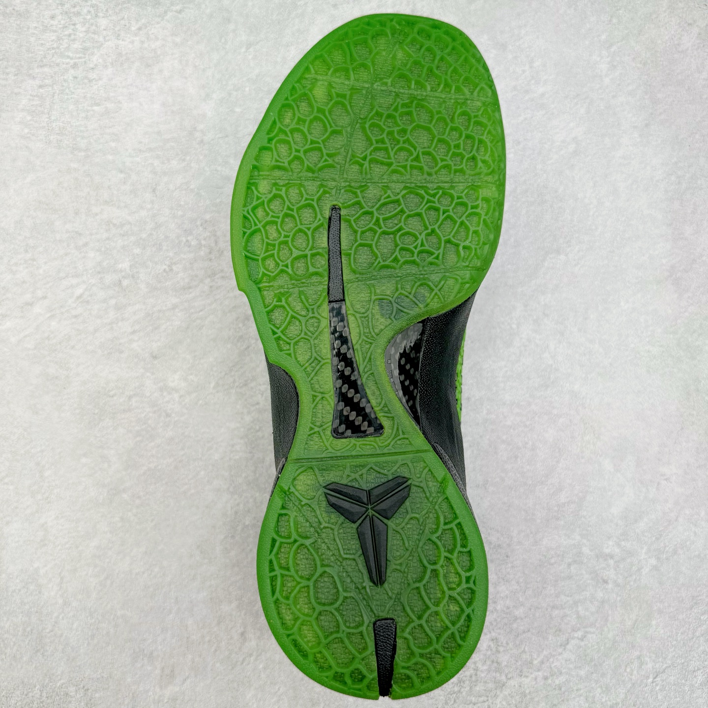 图片[9]-＃GX纯原 NK Zoom Kobe 6 Protro 科比六代 莱斯高中 黑金绿 446442-301 完美复刻公司货 前掌超大Zoom Turbo气垫 后掌EVA缓震 真正的原汁原味 还原ZP脚感 全身鞋材卡料色独家定制 唯一正确喷漆工艺Swoosh 正确凹凸蛇鳞工艺 正确鞋面渐变效果 内全置真动飞态线 独立原厂模具 最大尺码达到48.5码 首批不拼图大几率过验 亲测已过 支持各种高强度实战 无需担心 上脚价 补货周期极长 脚宽建议买大半码 科比系列前掌偏窄 不影响二次销售 支持七天无理由退换 尺码：40 40.5 41 42 42.5 43 44 44.5 45 45.5 46 47.5 48.5 49.6 50.5-选品中心