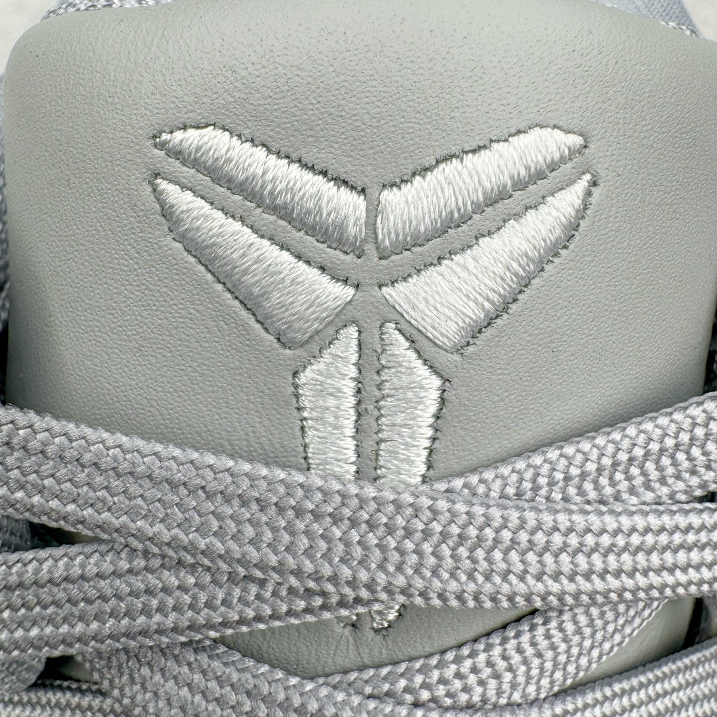 图片[14]-＃GX NK Zoom Kobe Ⅷ System 科比8代复刻实战运动低帮文化篮球鞋 灰白 HF9550-002 完美复刻公司货 React科技鞋垫加持 实战配置直接拉满 原楦纸板开发 鞋身流线型、后跟塑形 区分土肥圆 原厂针织鞋面一针一线匹配原版 全身鞋材卡料色独家定制 唯一万针立体刺绣SWOOSH 真实底模最大50.5 实战利器 专供海外市场 独立原厂模具 首批不拼图大几率过验 亲测已过 支持各种高强度实战 无需担心 补货周期极长 脚宽建议买大半码 科比系列前掌偏窄 支持七天无理由退换 尺码： 40 40.5 41 42 42.5 43 44 44.5 45 46 47.5 48.5 49.5 50.5-选品中心