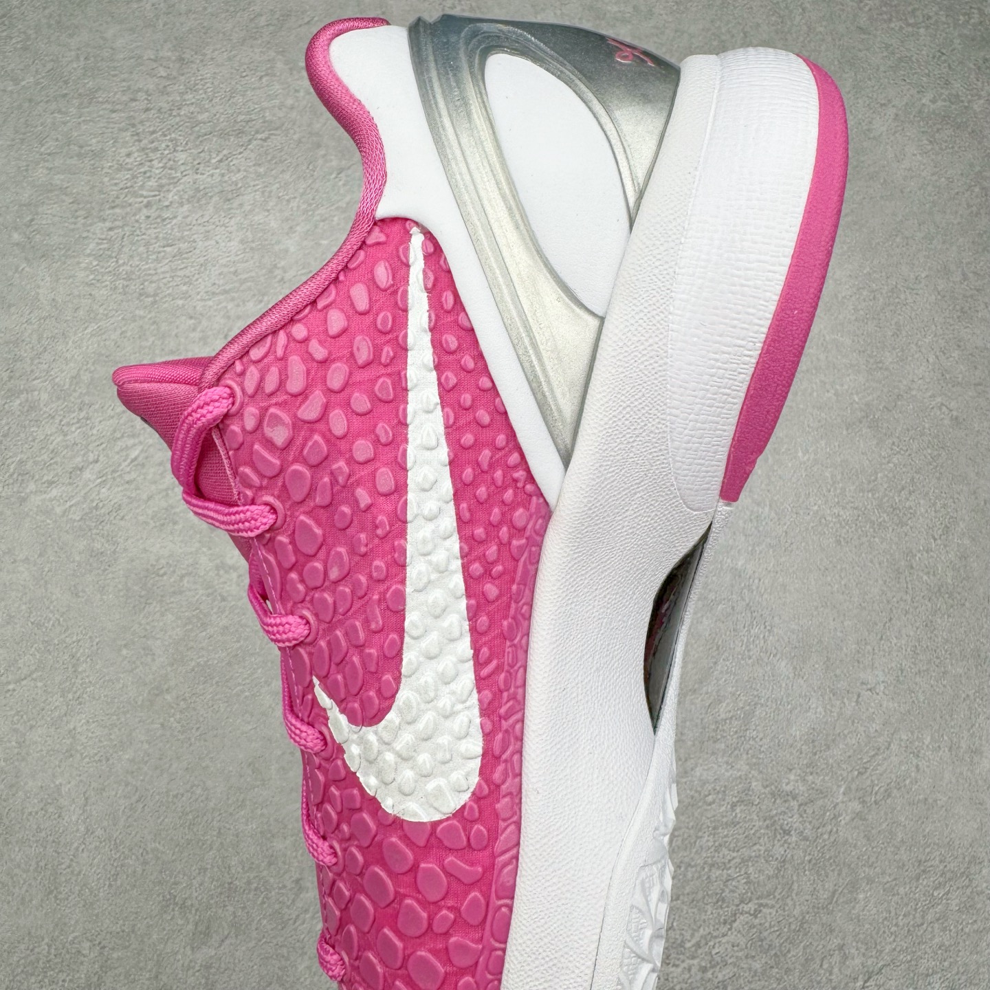 图片[7]-＃GX纯原 NK Zoom Kobe 6 Protro 科比六代 白粉乳腺癌 DJ3596-600 完美复刻公司货 前掌超大Zoom Turbo气垫 后掌EVA缓震 真正的原汁原味 还原ZP脚感 全身鞋材卡料色独家定制 唯一正确喷漆工艺Swoosh 正确凹凸蛇鳞工艺 正确鞋面渐变效果 内全置真动飞态线 独立原厂模具 最大尺码达到48.5码 首批不拼图大几率过验 亲测已过 支持各种高强度实战 无需担心 上脚价 补货周期极长 脚宽建议买大半码 科比系列前掌偏窄 不影响二次销售 支持七天无理由退换 尺码：40 40.5 41 42 42.5 43 44 44.5 45 45.5 46 47.5 48.5 49.6 50.5-选品中心