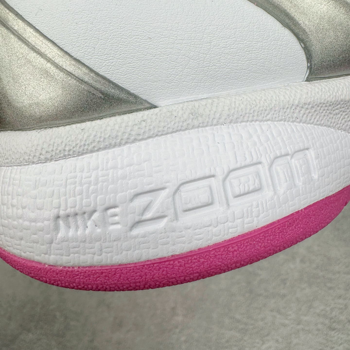 图片[19]-＃GX纯原 NK Zoom Kobe 6 Protro 科比六代 白粉乳腺癌 DJ3596-600 完美复刻公司货 前掌超大Zoom Turbo气垫 后掌EVA缓震 真正的原汁原味 还原ZP脚感 全身鞋材卡料色独家定制 唯一正确喷漆工艺Swoosh 正确凹凸蛇鳞工艺 正确鞋面渐变效果 内全置真动飞态线 独立原厂模具 最大尺码达到48.5码 首批不拼图大几率过验 亲测已过 支持各种高强度实战 无需担心 上脚价 补货周期极长 脚宽建议买大半码 科比系列前掌偏窄 不影响二次销售 支持七天无理由退换 尺码：40 40.5 41 42 42.5 43 44 44.5 45 45.5 46 47.5 48.5 49.6 50.5-选品中心