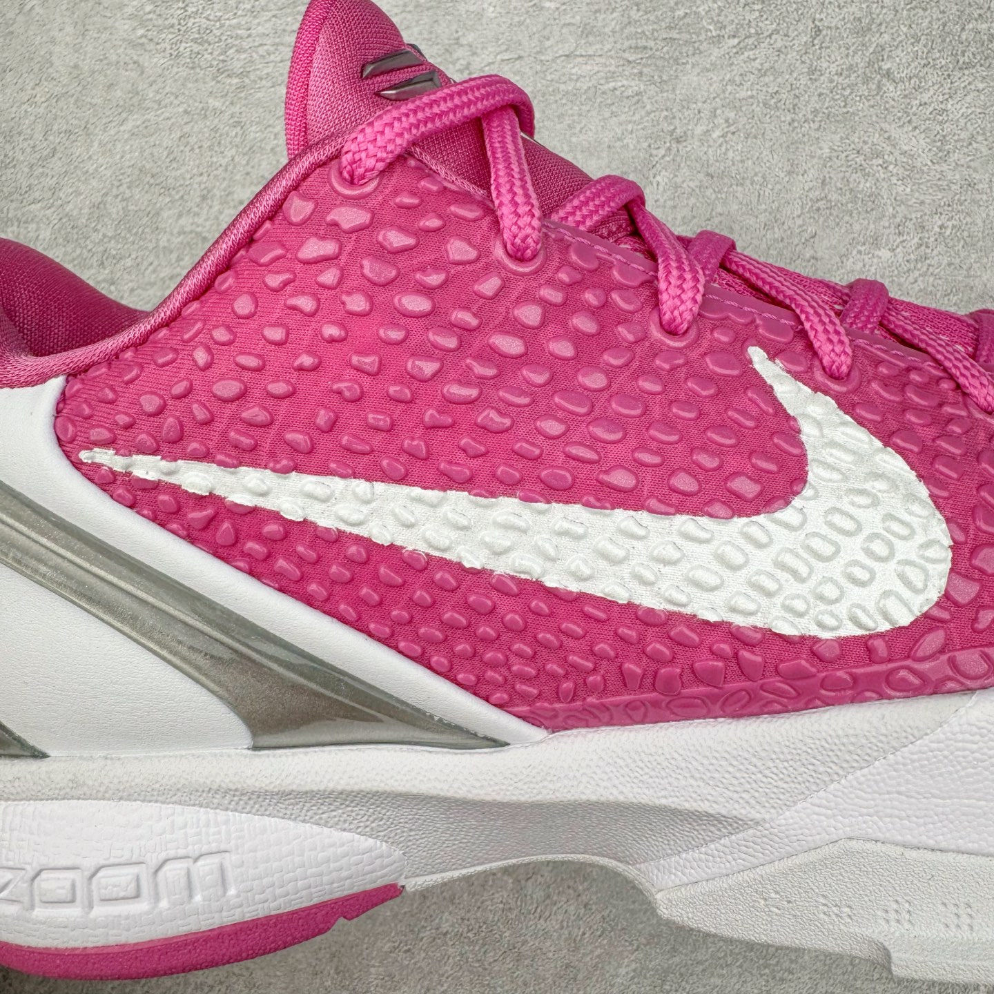 图片[18]-＃GX纯原 NK Zoom Kobe 6 Protro 科比六代 白粉乳腺癌 DJ3596-600 完美复刻公司货 前掌超大Zoom Turbo气垫 后掌EVA缓震 真正的原汁原味 还原ZP脚感 全身鞋材卡料色独家定制 唯一正确喷漆工艺Swoosh 正确凹凸蛇鳞工艺 正确鞋面渐变效果 内全置真动飞态线 独立原厂模具 最大尺码达到48.5码 首批不拼图大几率过验 亲测已过 支持各种高强度实战 无需担心 上脚价 补货周期极长 脚宽建议买大半码 科比系列前掌偏窄 不影响二次销售 支持七天无理由退换 尺码：40 40.5 41 42 42.5 43 44 44.5 45 45.5 46 47.5 48.5 49.6 50.5-选品中心