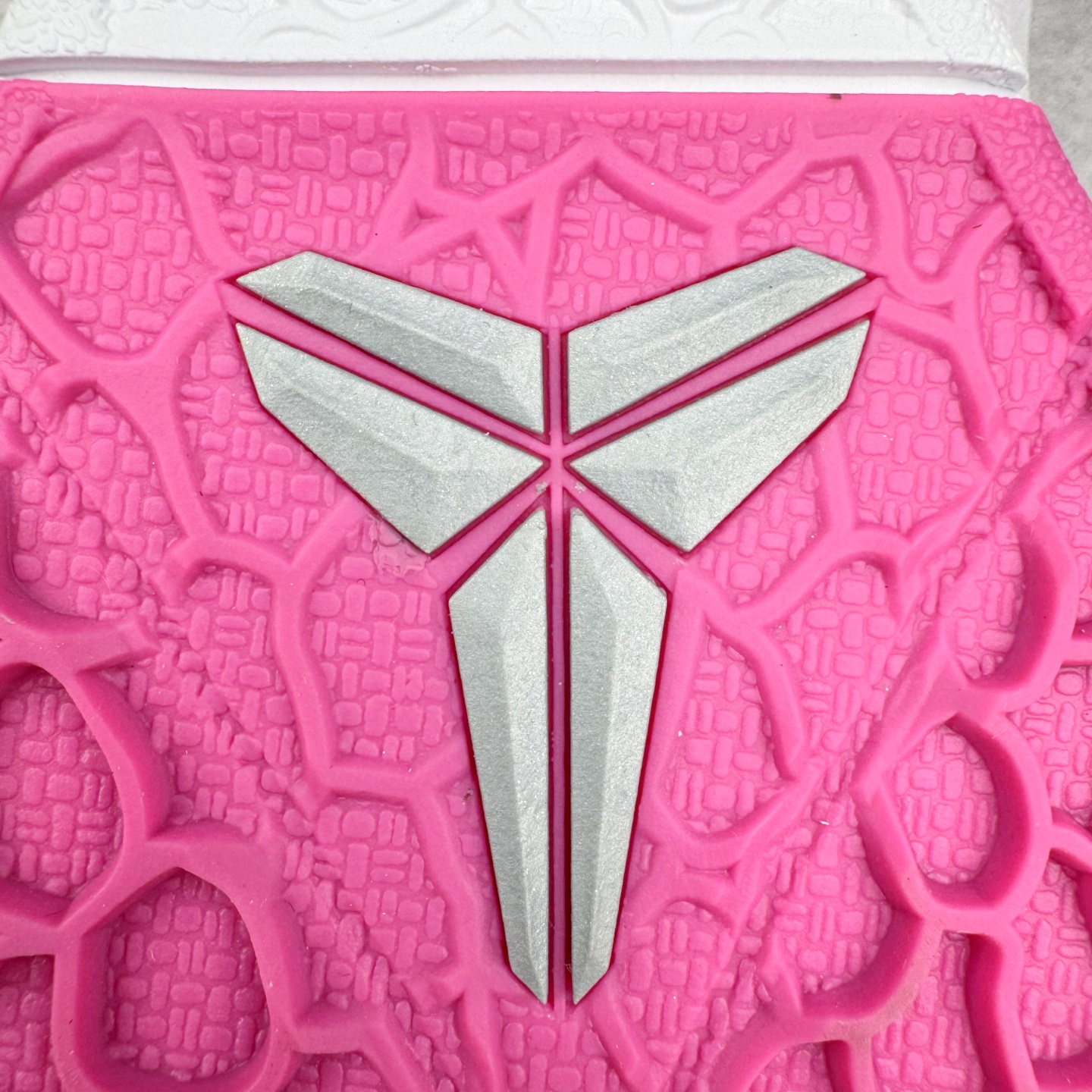 图片[21]-＃GX纯原 NK Zoom Kobe 6 Protro 科比六代 白粉乳腺癌 DJ3596-600 完美复刻公司货 前掌超大Zoom Turbo气垫 后掌EVA缓震 真正的原汁原味 还原ZP脚感 全身鞋材卡料色独家定制 唯一正确喷漆工艺Swoosh 正确凹凸蛇鳞工艺 正确鞋面渐变效果 内全置真动飞态线 独立原厂模具 最大尺码达到48.5码 首批不拼图大几率过验 亲测已过 支持各种高强度实战 无需担心 上脚价 补货周期极长 脚宽建议买大半码 科比系列前掌偏窄 不影响二次销售 支持七天无理由退换 尺码：40 40.5 41 42 42.5 43 44 44.5 45 45.5 46 47.5 48.5 49.6 50.5-选品中心