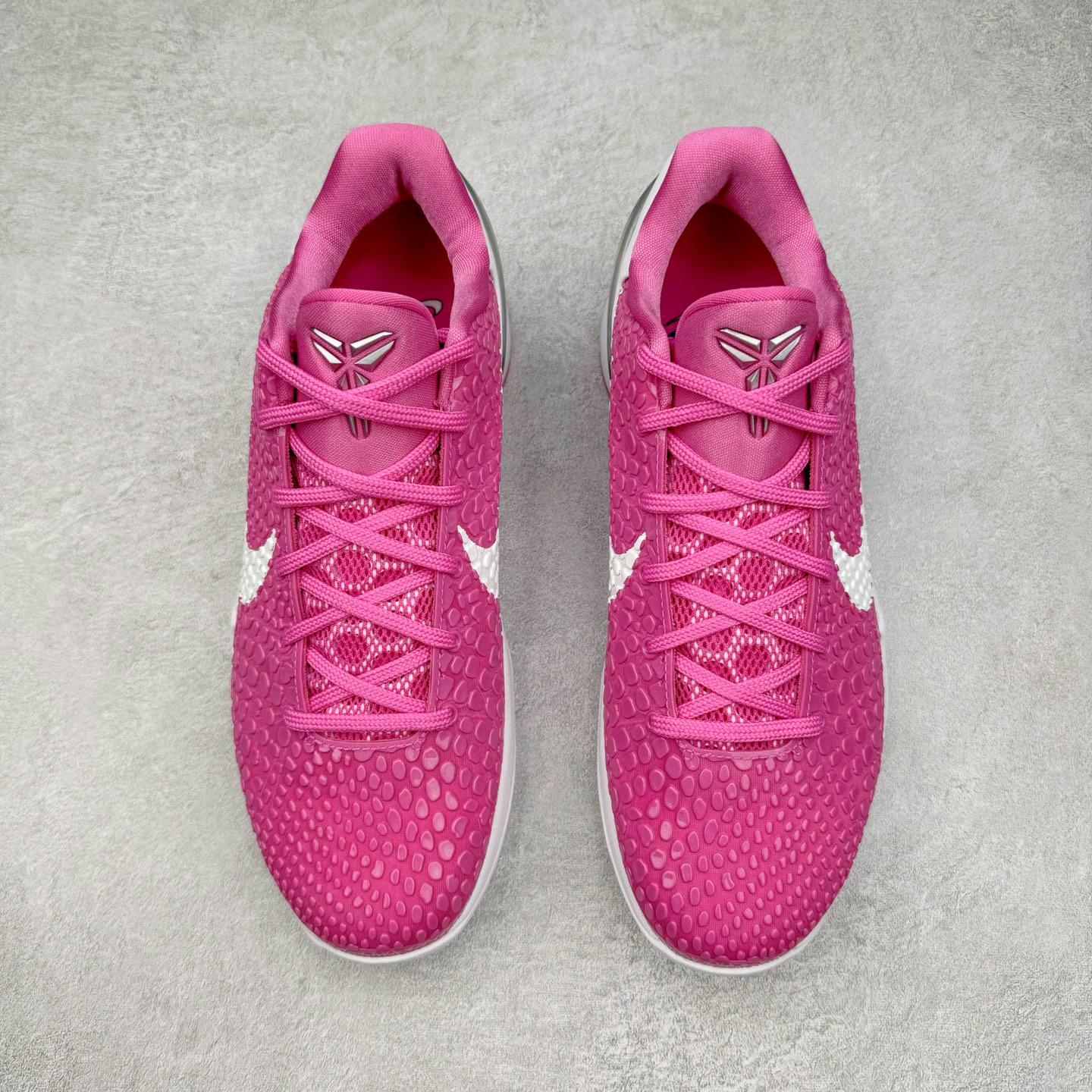 图片[2]-＃GX纯原 NK Zoom Kobe 6 Protro 科比六代 白粉乳腺癌 DJ3596-600 完美复刻公司货 前掌超大Zoom Turbo气垫 后掌EVA缓震 真正的原汁原味 还原ZP脚感 全身鞋材卡料色独家定制 唯一正确喷漆工艺Swoosh 正确凹凸蛇鳞工艺 正确鞋面渐变效果 内全置真动飞态线 独立原厂模具 最大尺码达到48.5码 首批不拼图大几率过验 亲测已过 支持各种高强度实战 无需担心 上脚价 补货周期极长 脚宽建议买大半码 科比系列前掌偏窄 不影响二次销售 支持七天无理由退换 尺码：40 40.5 41 42 42.5 43 44 44.5 45 45.5 46 47.5 48.5 49.6 50.5-选品中心