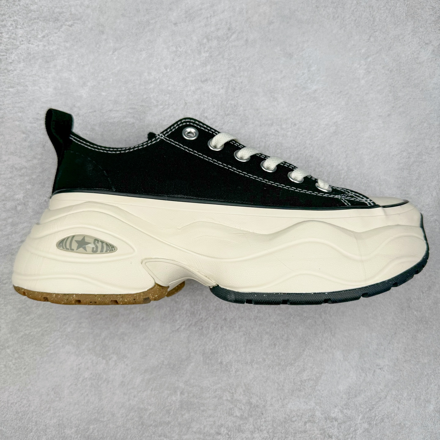 CONVERSE 匡威日系 SURGETRAINER REACT2.0 黑色低帮 复刻大厚底 轻量化升級⁡摆脱重量负担的大厚底完全是夸张复古厚底像是注入跑鞋灵魂，鞋侧的立体All Star标识更是点睛之笔，升級 REACT 2.0 增厚緩震鞋垫- 柔软橡胶鞋底，全新ALL STAR R SARGETRA感觉之前的底更好看诶现在就是普通老爹鞋的厚底造型…货号：31312411-210 尺码：35 36 36.5 37 37.5 38 39 39.5 40 41 41.5 42 42.5 43 44-选品中心