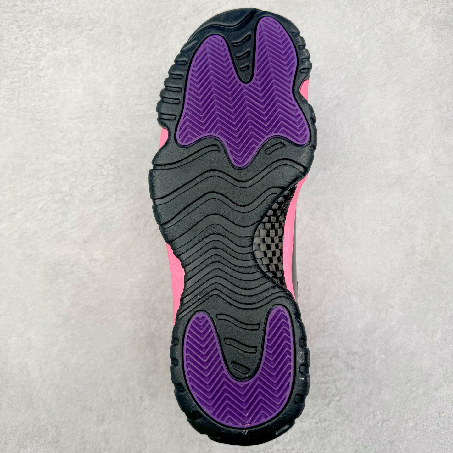 图片[9]-＃NC版 Air Jordan AJ11 Retro 黑粉 CT8012-500 原楦原档案数据开模打造 原厂中底拉帮钢印 原厂漆皮 防冻不开裂 头层皮料 原装鞋撑 水晶大底正确色度色泽 原楦原数据刺绣 原厂车缝走线及对位 毫厘不差 飞人logo采用原数据电脑刺绣 原装正品碳纤维真实碳板 增强抗扭 原内标 原盒标 正确官方原盒 原厂防氧化水晶外底 原厂配套厂全掌solo气垫 尺码：40 40.5 41 42 42.5 43 44 44.5 45 46 47.5-选品中心