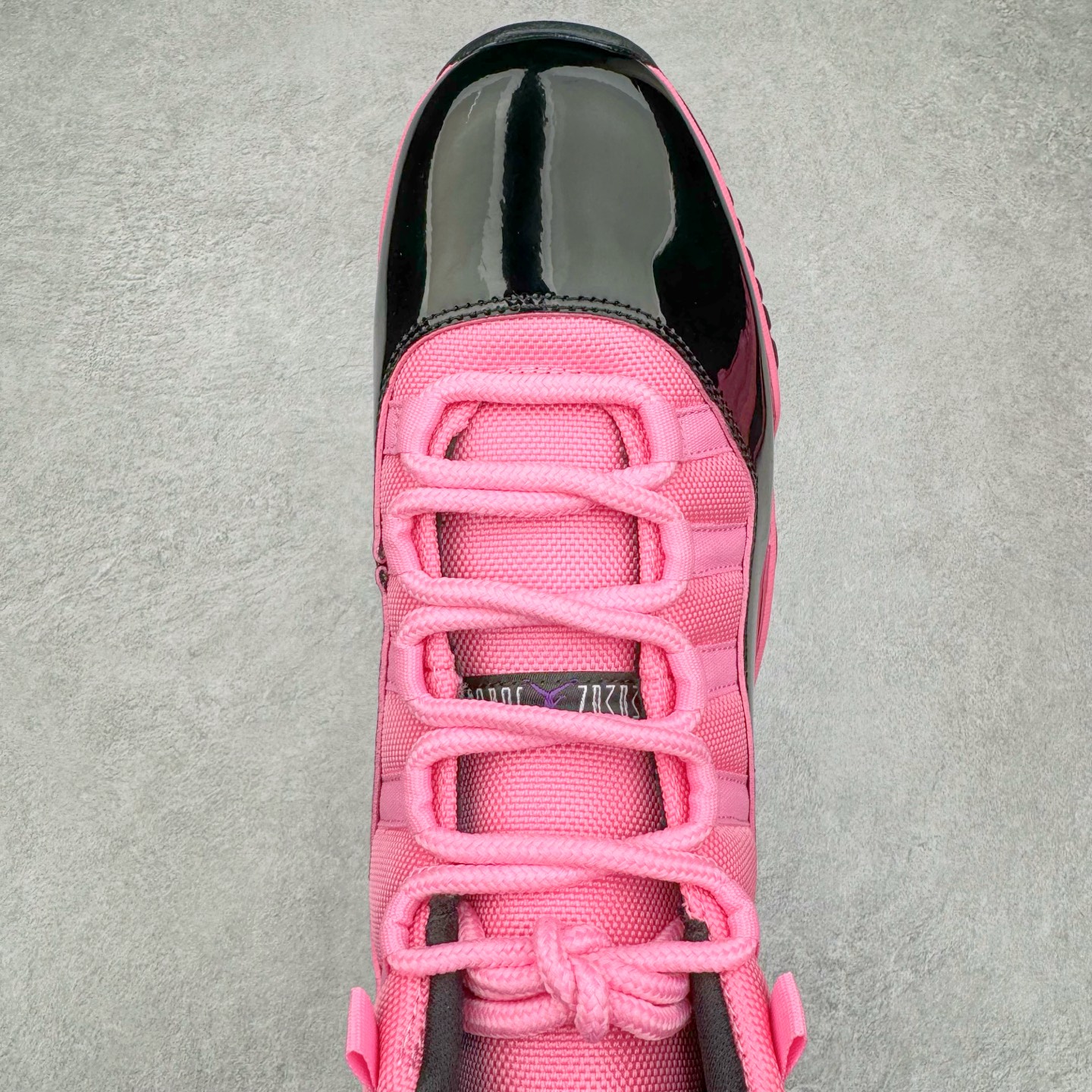 图片[4]-＃NC版 Air Jordan AJ11 Retro 黑粉 CT8012-500 原楦原档案数据开模打造 原厂中底拉帮钢印 原厂漆皮 防冻不开裂 头层皮料 原装鞋撑 水晶大底正确色度色泽 原楦原数据刺绣 原厂车缝走线及对位 毫厘不差 飞人logo采用原数据电脑刺绣 原装正品碳纤维真实碳板 增强抗扭 原内标 原盒标 正确官方原盒 原厂防氧化水晶外底 原厂配套厂全掌solo气垫 尺码：40 40.5 41 42 42.5 43 44 44.5 45 46 47.5-选品中心