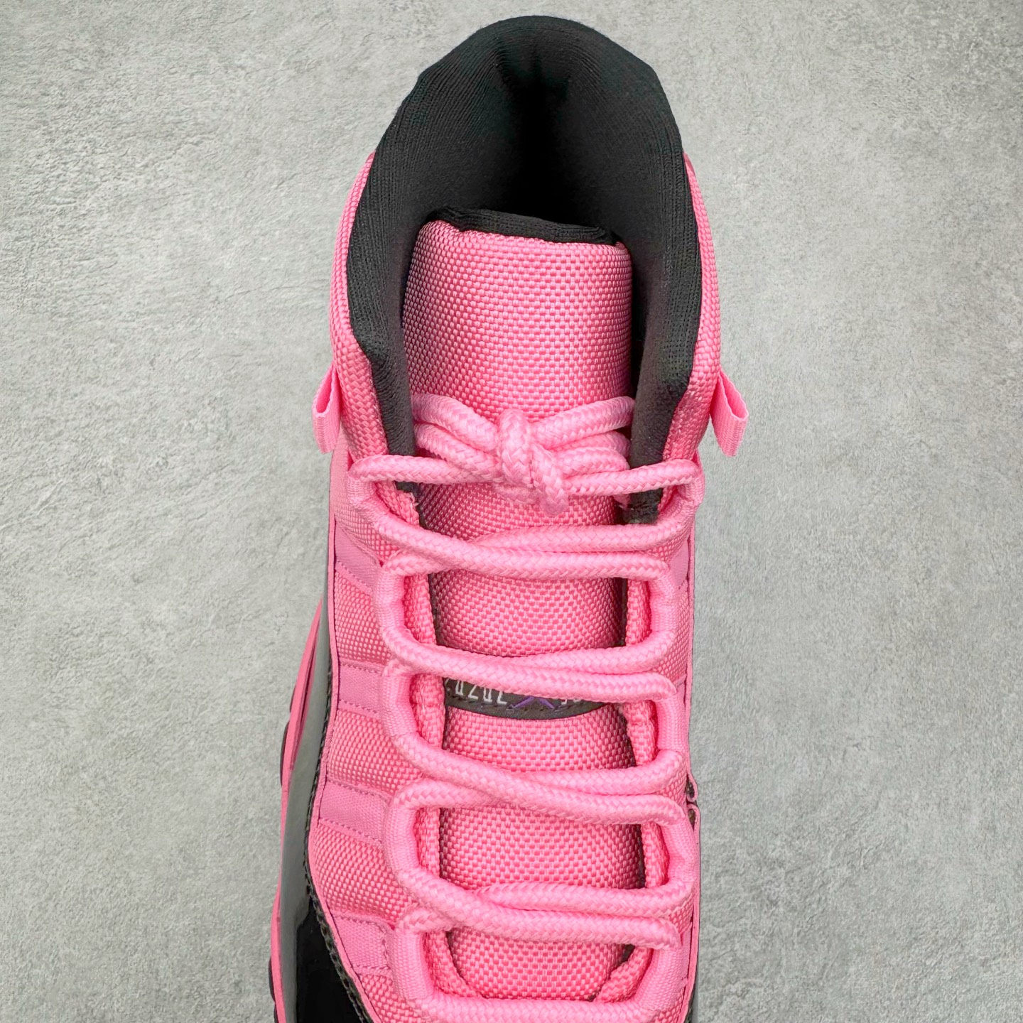 图片[5]-＃NC版 Air Jordan AJ11 Retro 黑粉 CT8012-500 原楦原档案数据开模打造 原厂中底拉帮钢印 原厂漆皮 防冻不开裂 头层皮料 原装鞋撑 水晶大底正确色度色泽 原楦原数据刺绣 原厂车缝走线及对位 毫厘不差 飞人logo采用原数据电脑刺绣 原装正品碳纤维真实碳板 增强抗扭 原内标 原盒标 正确官方原盒 原厂防氧化水晶外底 原厂配套厂全掌solo气垫 尺码：40 40.5 41 42 42.5 43 44 44.5 45 46 47.5-选品中心