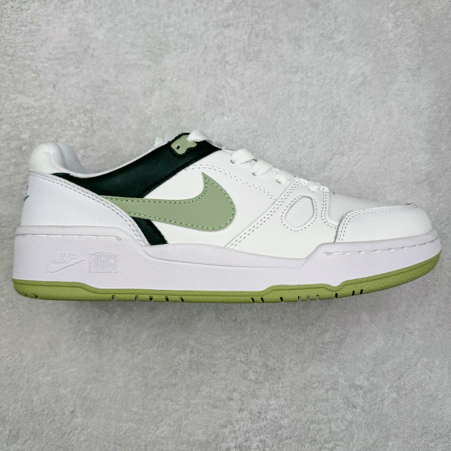 图片[5]-＃福利特价 NK Full Force Low 全力以赴系列中复古休闲运动文化篮球板鞋 复古风潮刮呀刮呀刮，鞋圈大厂们挖呀挖呀挖，感觉大家都有光明的未来！不过吧，这鞋款底蕴再怎么深，感觉也禁不住现在这挖法。所以除了单纯的老鞋复刻，大厂们也开发了不少新思路。估计绝大部分小伙伴，包括我在内，应该都没见过这款鞋。但莫名地，我总觉得这是不是一款古早时期的老鞋。毕竟这货，复古味实在太冲了！Full Force 选择采用全皮革鞋面，还有复杂框架➕纯白配色组合，复古氛围拿捏得十分精准。用作点缀的黑、红两色，也同样是 OG 气息拉满的存在。鞋舌标上的篮球 Logo，自带一种，富有年代感的独特辨识度。相当吸睛的，做旧中底➕红色外底组合，则是大大拉高了整鞋的潮流感。还有若隐若现，并不常见的凸印设计，给这鞋加了不少高级质感分。尺码：36 37.5 38 39 40 41 42 43 44 45-选品中心