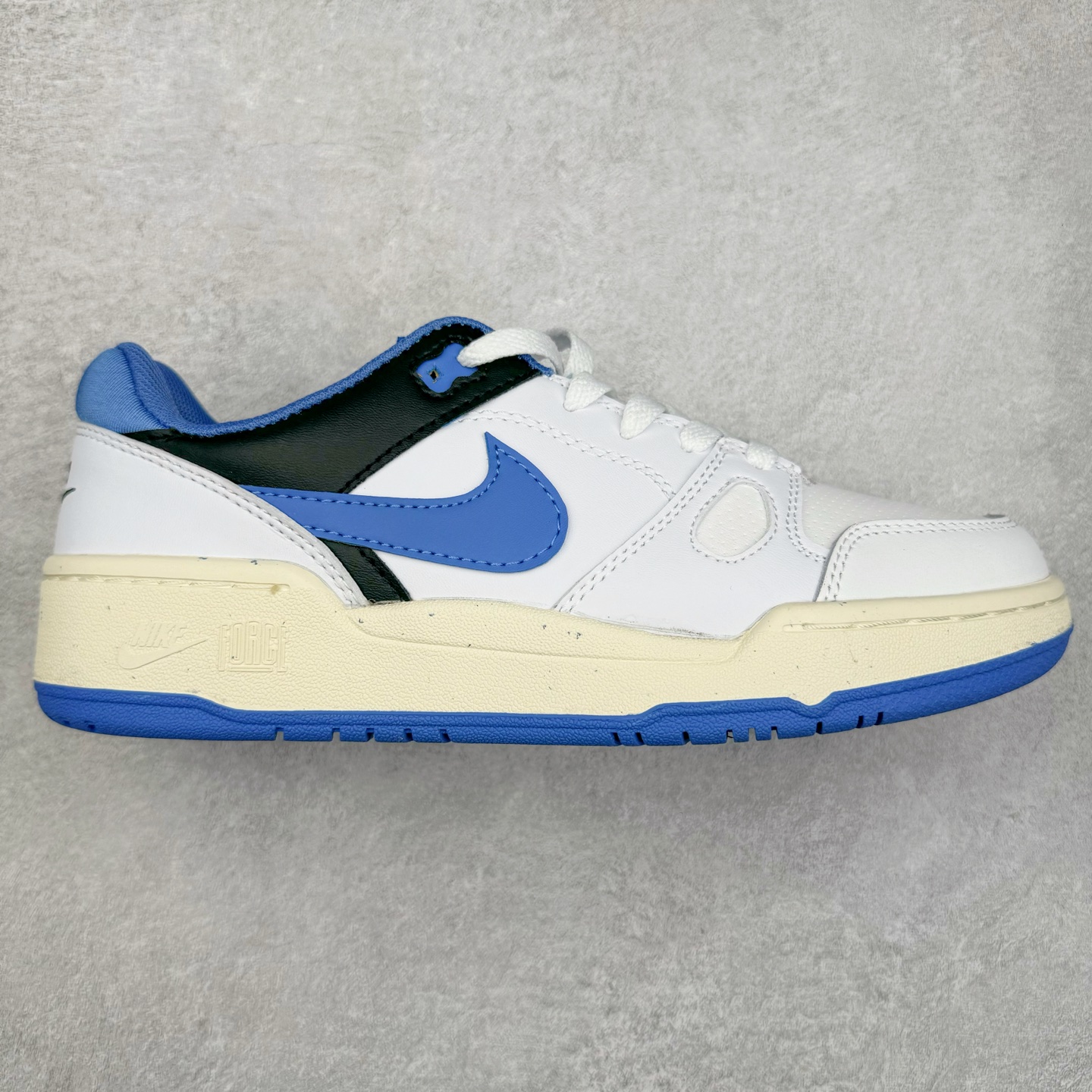 图片[6]-＃福利特价 NK Full Force Low 全力以赴系列中复古休闲运动文化篮球板鞋 复古风潮刮呀刮呀刮，鞋圈大厂们挖呀挖呀挖，感觉大家都有光明的未来！不过吧，这鞋款底蕴再怎么深，感觉也禁不住现在这挖法。所以除了单纯的老鞋复刻，大厂们也开发了不少新思路。估计绝大部分小伙伴，包括我在内，应该都没见过这款鞋。但莫名地，我总觉得这是不是一款古早时期的老鞋。毕竟这货，复古味实在太冲了！Full Force 选择采用全皮革鞋面，还有复杂框架➕纯白配色组合，复古氛围拿捏得十分精准。用作点缀的黑、红两色，也同样是 OG 气息拉满的存在。鞋舌标上的篮球 Logo，自带一种，富有年代感的独特辨识度。相当吸睛的，做旧中底➕红色外底组合，则是大大拉高了整鞋的潮流感。还有若隐若现，并不常见的凸印设计，给这鞋加了不少高级质感分。尺码：36 37.5 38 39 40 41 42 43 44 45-选品中心