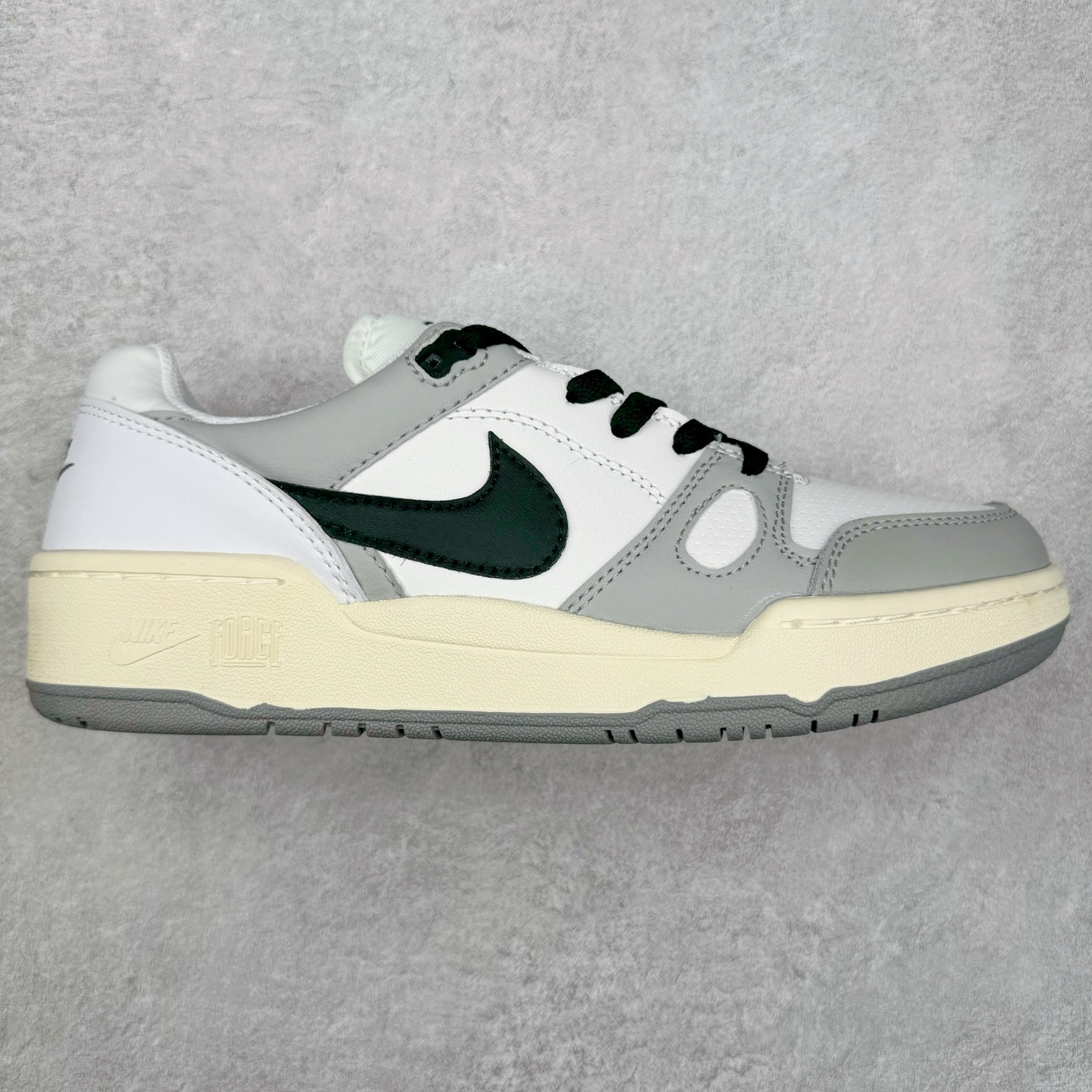 图片[3]-＃福利特价 NK Full Force Low 全力以赴系列中复古休闲运动文化篮球板鞋 复古风潮刮呀刮呀刮，鞋圈大厂们挖呀挖呀挖，感觉大家都有光明的未来！不过吧，这鞋款底蕴再怎么深，感觉也禁不住现在这挖法。所以除了单纯的老鞋复刻，大厂们也开发了不少新思路。估计绝大部分小伙伴，包括我在内，应该都没见过这款鞋。但莫名地，我总觉得这是不是一款古早时期的老鞋。毕竟这货，复古味实在太冲了！Full Force 选择采用全皮革鞋面，还有复杂框架➕纯白配色组合，复古氛围拿捏得十分精准。用作点缀的黑、红两色，也同样是 OG 气息拉满的存在。鞋舌标上的篮球 Logo，自带一种，富有年代感的独特辨识度。相当吸睛的，做旧中底➕红色外底组合，则是大大拉高了整鞋的潮流感。还有若隐若现，并不常见的凸印设计，给这鞋加了不少高级质感分。尺码：36 37.5 38 39 40 41 42 43 44 45-选品中心