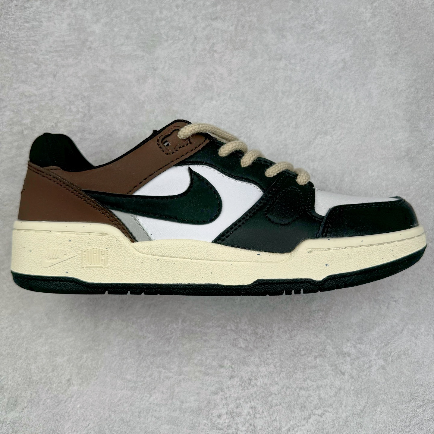 图片[9]-＃福利特价 NK Full Force Low 全力以赴系列中复古休闲运动文化篮球板鞋 复古风潮刮呀刮呀刮，鞋圈大厂们挖呀挖呀挖，感觉大家都有光明的未来！不过吧，这鞋款底蕴再怎么深，感觉也禁不住现在这挖法。所以除了单纯的老鞋复刻，大厂们也开发了不少新思路。估计绝大部分小伙伴，包括我在内，应该都没见过这款鞋。但莫名地，我总觉得这是不是一款古早时期的老鞋。毕竟这货，复古味实在太冲了！Full Force 选择采用全皮革鞋面，还有复杂框架➕纯白配色组合，复古氛围拿捏得十分精准。用作点缀的黑、红两色，也同样是 OG 气息拉满的存在。鞋舌标上的篮球 Logo，自带一种，富有年代感的独特辨识度。相当吸睛的，做旧中底➕红色外底组合，则是大大拉高了整鞋的潮流感。还有若隐若现，并不常见的凸印设计，给这鞋加了不少高级质感分。尺码：36 37.5 38 39 40 41 42 43 44 45-选品中心