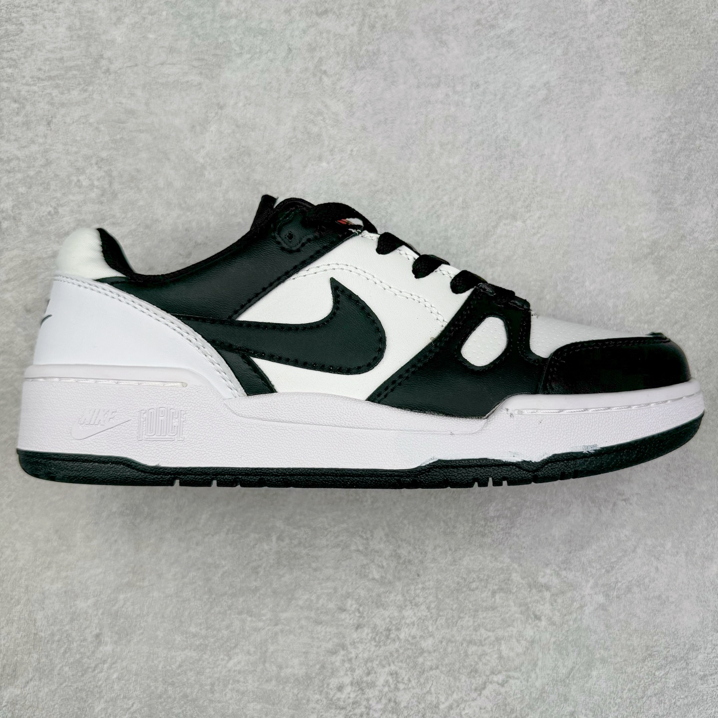 ＃福利特价 NK Full Force Low 全力以赴系列中复古休闲运动文化篮球板鞋 复古风潮刮呀刮呀刮，鞋圈大厂们挖呀挖呀挖，感觉大家都有光明的未来！不过吧，这鞋款底蕴再怎么深，感觉也禁不住现在这挖法。所以除了单纯的老鞋复刻，大厂们也开发了不少新思路。估计绝大部分小伙伴，包括我在内，应该都没见过这款鞋。但莫名地，我总觉得这是不是一款古早时期的老鞋。毕竟这货，复古味实在太冲了！Full Force 选择采用全皮革鞋面，还有复杂框架➕纯白配色组合，复古氛围拿捏得十分精准。用作点缀的黑、红两色，也同样是 OG 气息拉满的存在。鞋舌标上的篮球 Logo，自带一种，富有年代感的独特辨识度。相当吸睛的，做旧中底➕红色外底组合，则是大大拉高了整鞋的潮流感。还有若隐若现，并不常见的凸印设计，给这鞋加了不少高级质感分。尺码：36 37.5 38 39 40 41 42 43 44 45-选品中心