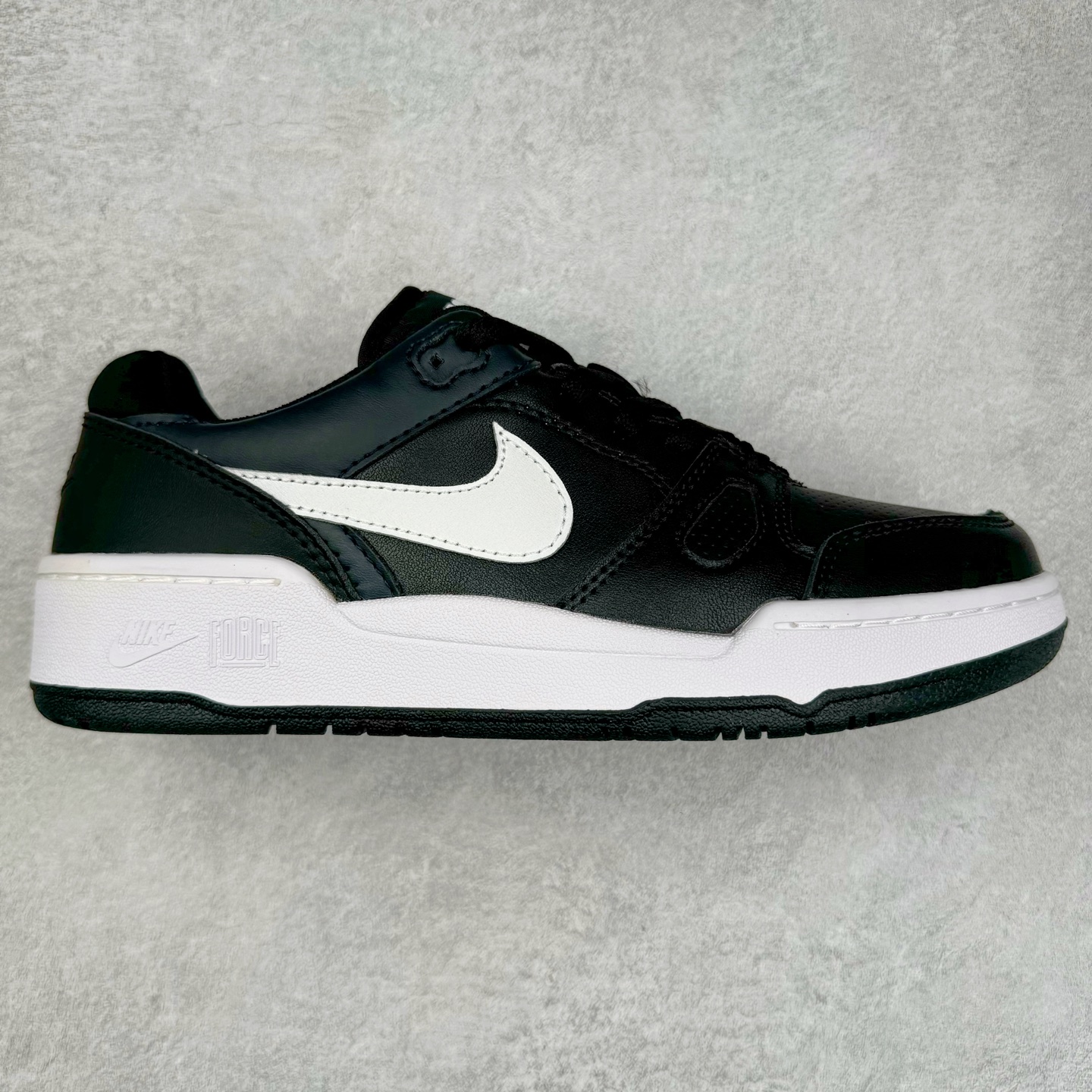 ＃福利特价 NK Full Force Low 全力以赴系列中复古休闲运动文化篮球板鞋 复古风潮刮呀刮呀刮，鞋圈大厂们挖呀挖呀挖，感觉大家都有光明的未来！不过吧，这鞋款底蕴再怎么深，感觉也禁不住现在这挖法。所以除了单纯的老鞋复刻，大厂们也开发了不少新思路。估计绝大部分小伙伴，包括我在内，应该都没见过这款鞋。但莫名地，我总觉得这是不是一款古早时期的老鞋。毕竟这货，复古味实在太冲了！Full Force 选择采用全皮革鞋面，还有复杂框架➕纯白配色组合，复古氛围拿捏得十分精准。用作点缀的黑、红两色，也同样是 OG 气息拉满的存在。鞋舌标上的篮球 Logo，自带一种，富有年代感的独特辨识度。相当吸睛的，做旧中底➕红色外底组合，则是大大拉高了整鞋的潮流感。还有若隐若现，并不常见的凸印设计，给这鞋加了不少高级质感分。尺码：36 37.5 38 39 40 41 42 43 44 45-选品中心