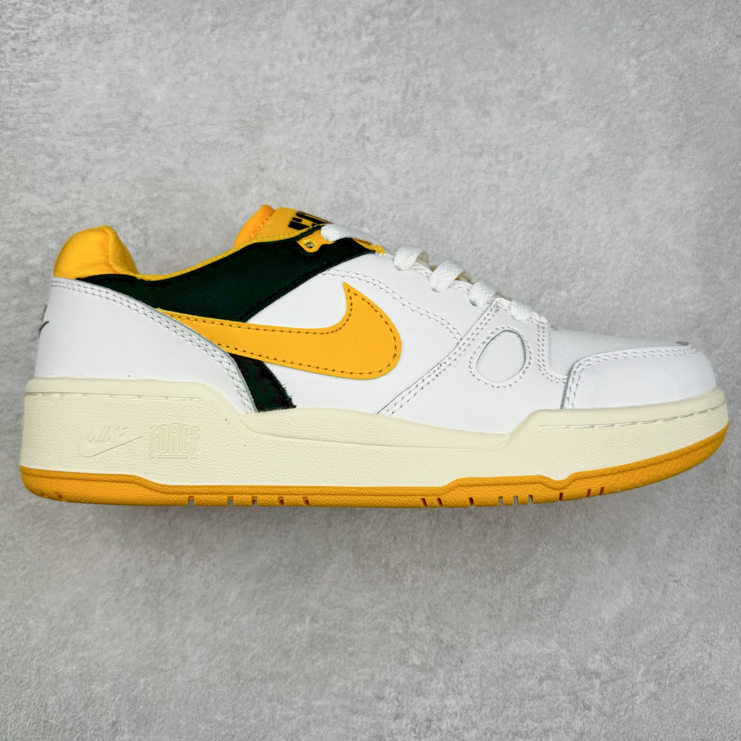 图片[8]-＃福利特价 NK Full Force Low 全力以赴系列中复古休闲运动文化篮球板鞋 复古风潮刮呀刮呀刮，鞋圈大厂们挖呀挖呀挖，感觉大家都有光明的未来！不过吧，这鞋款底蕴再怎么深，感觉也禁不住现在这挖法。所以除了单纯的老鞋复刻，大厂们也开发了不少新思路。估计绝大部分小伙伴，包括我在内，应该都没见过这款鞋。但莫名地，我总觉得这是不是一款古早时期的老鞋。毕竟这货，复古味实在太冲了！Full Force 选择采用全皮革鞋面，还有复杂框架➕纯白配色组合，复古氛围拿捏得十分精准。用作点缀的黑、红两色，也同样是 OG 气息拉满的存在。鞋舌标上的篮球 Logo，自带一种，富有年代感的独特辨识度。相当吸睛的，做旧中底➕红色外底组合，则是大大拉高了整鞋的潮流感。还有若隐若现，并不常见的凸印设计，给这鞋加了不少高级质感分。尺码：36 37.5 38 39 40 41 42 43 44 45-选品中心