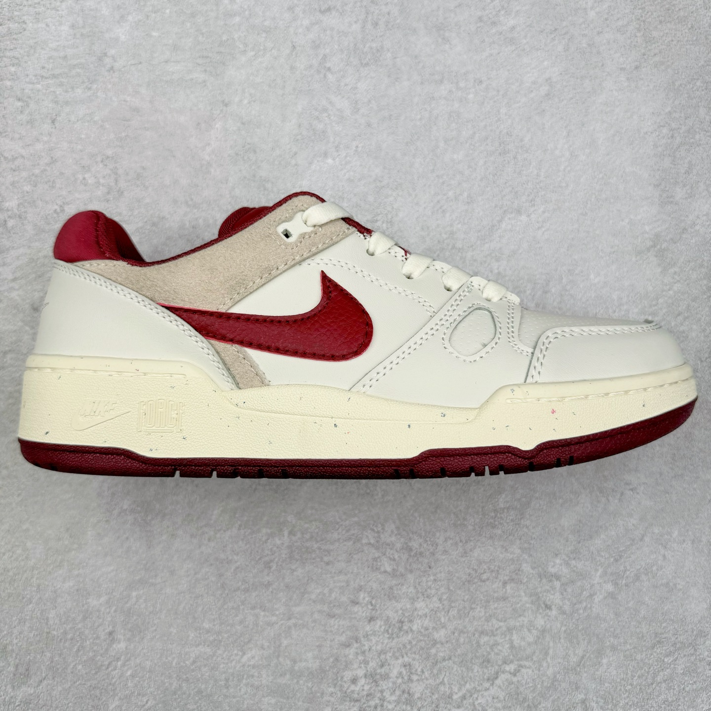 图片[2]-＃福利特价 NK Full Force Low 全力以赴系列中复古休闲运动文化篮球板鞋 复古风潮刮呀刮呀刮，鞋圈大厂们挖呀挖呀挖，感觉大家都有光明的未来！不过吧，这鞋款底蕴再怎么深，感觉也禁不住现在这挖法。所以除了单纯的老鞋复刻，大厂们也开发了不少新思路。估计绝大部分小伙伴，包括我在内，应该都没见过这款鞋。但莫名地，我总觉得这是不是一款古早时期的老鞋。毕竟这货，复古味实在太冲了！Full Force 选择采用全皮革鞋面，还有复杂框架➕纯白配色组合，复古氛围拿捏得十分精准。用作点缀的黑、红两色，也同样是 OG 气息拉满的存在。鞋舌标上的篮球 Logo，自带一种，富有年代感的独特辨识度。相当吸睛的，做旧中底➕红色外底组合，则是大大拉高了整鞋的潮流感。还有若隐若现，并不常见的凸印设计，给这鞋加了不少高级质感分。尺码：36 37.5 38 39 40 41 42 43 44 45-选品中心