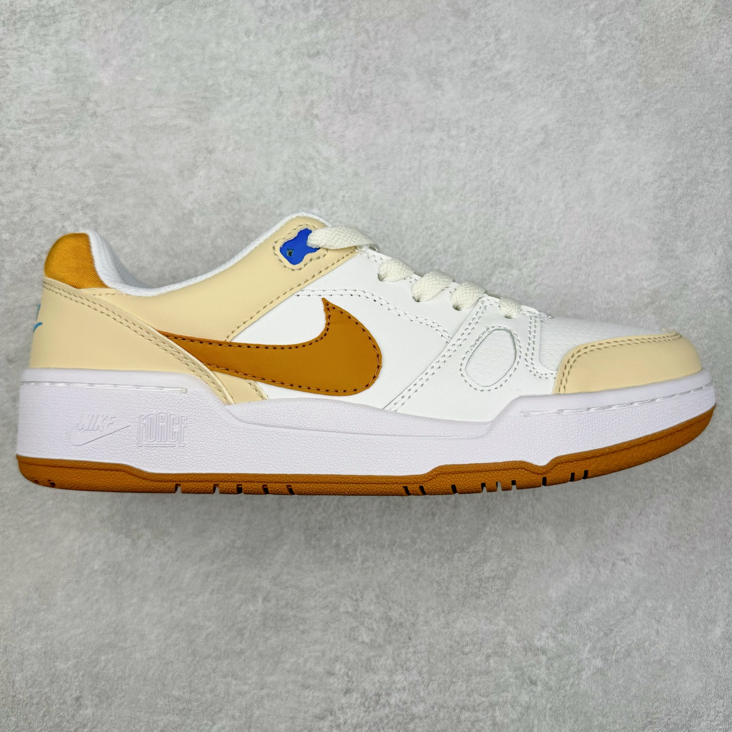 图片[4]-＃福利特价 NK Full Force Low 全力以赴系列中复古休闲运动文化篮球板鞋 复古风潮刮呀刮呀刮，鞋圈大厂们挖呀挖呀挖，感觉大家都有光明的未来！不过吧，这鞋款底蕴再怎么深，感觉也禁不住现在这挖法。所以除了单纯的老鞋复刻，大厂们也开发了不少新思路。估计绝大部分小伙伴，包括我在内，应该都没见过这款鞋。但莫名地，我总觉得这是不是一款古早时期的老鞋。毕竟这货，复古味实在太冲了！Full Force 选择采用全皮革鞋面，还有复杂框架➕纯白配色组合，复古氛围拿捏得十分精准。用作点缀的黑、红两色，也同样是 OG 气息拉满的存在。鞋舌标上的篮球 Logo，自带一种，富有年代感的独特辨识度。相当吸睛的，做旧中底➕红色外底组合，则是大大拉高了整鞋的潮流感。还有若隐若现，并不常见的凸印设计，给这鞋加了不少高级质感分。尺码：36 37.5 38 39 40 41 42 43 44 45-选品中心