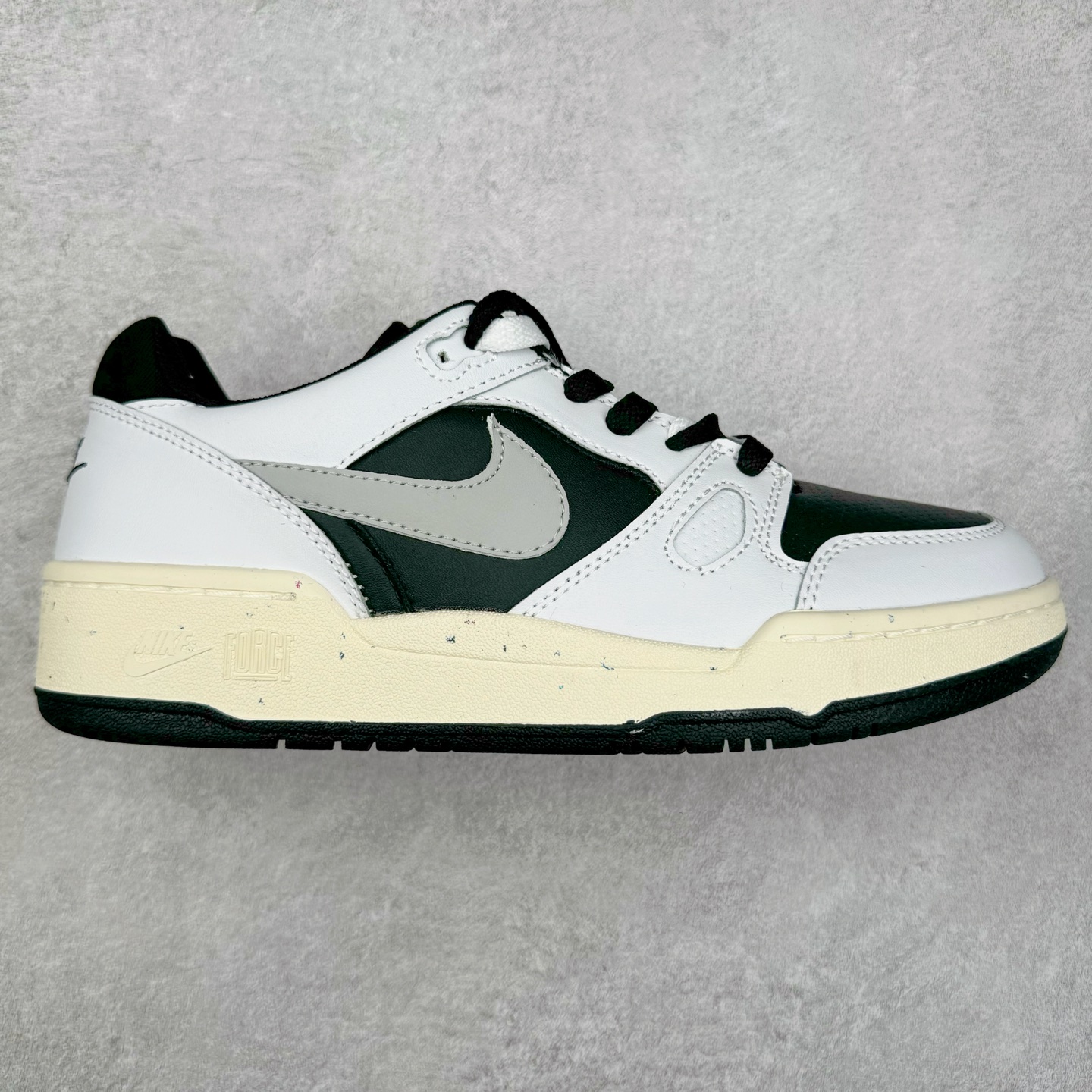 图片[12]-＃福利特价 NK Full Force Low 全力以赴系列中复古休闲运动文化篮球板鞋 复古风潮刮呀刮呀刮，鞋圈大厂们挖呀挖呀挖，感觉大家都有光明的未来！不过吧，这鞋款底蕴再怎么深，感觉也禁不住现在这挖法。所以除了单纯的老鞋复刻，大厂们也开发了不少新思路。估计绝大部分小伙伴，包括我在内，应该都没见过这款鞋。但莫名地，我总觉得这是不是一款古早时期的老鞋。毕竟这货，复古味实在太冲了！Full Force 选择采用全皮革鞋面，还有复杂框架➕纯白配色组合，复古氛围拿捏得十分精准。用作点缀的黑、红两色，也同样是 OG 气息拉满的存在。鞋舌标上的篮球 Logo，自带一种，富有年代感的独特辨识度。相当吸睛的，做旧中底➕红色外底组合，则是大大拉高了整鞋的潮流感。还有若隐若现，并不常见的凸印设计，给这鞋加了不少高级质感分。尺码：36 37.5 38 39 40 41 42 43 44 45-选品中心