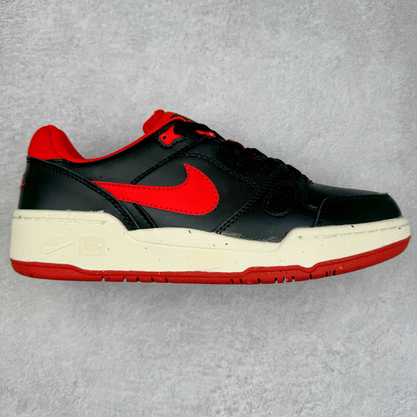 ＃福利特价 NK Full Force Low 全力以赴系列中复古休闲运动文化篮球板鞋 复古风潮刮呀刮呀刮，鞋圈大厂们挖呀挖呀挖，感觉大家都有光明的未来！不过吧，这鞋款底蕴再怎么深，感觉也禁不住现在这挖法。所以除了单纯的老鞋复刻，大厂们也开发了不少新思路。估计绝大部分小伙伴，包括我在内，应该都没见过这款鞋。但莫名地，我总觉得这是不是一款古早时期的老鞋。毕竟这货，复古味实在太冲了！Full Force 选择采用全皮革鞋面，还有复杂框架➕纯白配色组合，复古氛围拿捏得十分精准。用作点缀的黑、红两色，也同样是 OG 气息拉满的存在。鞋舌标上的篮球 Logo，自带一种，富有年代感的独特辨识度。相当吸睛的，做旧中底➕红色外底组合，则是大大拉高了整鞋的潮流感。还有若隐若现，并不常见的凸印设计，给这鞋加了不少高级质感分。尺码：36 37.5 38 39 40 41 42 43 44 45-选品中心