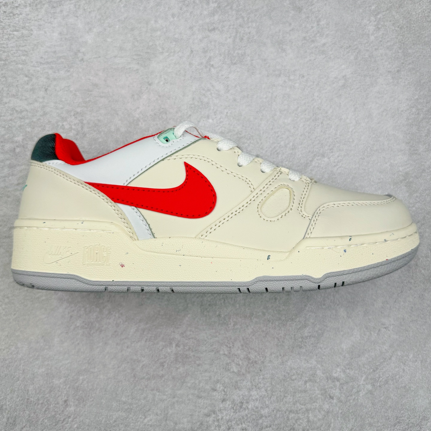 图片[8]-＃福利特价 NK Full Force Low 全力以赴系列中复古休闲运动文化篮球板鞋 复古风潮刮呀刮呀刮，鞋圈大厂们挖呀挖呀挖，感觉大家都有光明的未来！不过吧，这鞋款底蕴再怎么深，感觉也禁不住现在这挖法。所以除了单纯的老鞋复刻，大厂们也开发了不少新思路。估计绝大部分小伙伴，包括我在内，应该都没见过这款鞋。但莫名地，我总觉得这是不是一款古早时期的老鞋。毕竟这货，复古味实在太冲了！Full Force 选择采用全皮革鞋面，还有复杂框架➕纯白配色组合，复古氛围拿捏得十分精准。用作点缀的黑、红两色，也同样是 OG 气息拉满的存在。鞋舌标上的篮球 Logo，自带一种，富有年代感的独特辨识度。相当吸睛的，做旧中底➕红色外底组合，则是大大拉高了整鞋的潮流感。还有若隐若现，并不常见的凸印设计，给这鞋加了不少高级质感分。尺码：36 37.5 38 39 40 41 42 43 44 45-选品中心