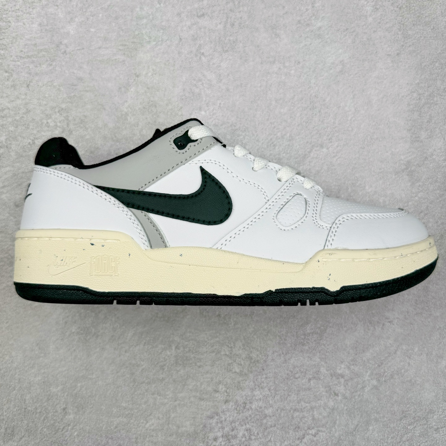 图片[7]-＃福利特价 NK Full Force Low 全力以赴系列中复古休闲运动文化篮球板鞋 复古风潮刮呀刮呀刮，鞋圈大厂们挖呀挖呀挖，感觉大家都有光明的未来！不过吧，这鞋款底蕴再怎么深，感觉也禁不住现在这挖法。所以除了单纯的老鞋复刻，大厂们也开发了不少新思路。估计绝大部分小伙伴，包括我在内，应该都没见过这款鞋。但莫名地，我总觉得这是不是一款古早时期的老鞋。毕竟这货，复古味实在太冲了！Full Force 选择采用全皮革鞋面，还有复杂框架➕纯白配色组合，复古氛围拿捏得十分精准。用作点缀的黑、红两色，也同样是 OG 气息拉满的存在。鞋舌标上的篮球 Logo，自带一种，富有年代感的独特辨识度。相当吸睛的，做旧中底➕红色外底组合，则是大大拉高了整鞋的潮流感。还有若隐若现，并不常见的凸印设计，给这鞋加了不少高级质感分。尺码：36 37.5 38 39 40 41 42 43 44 45-选品中心