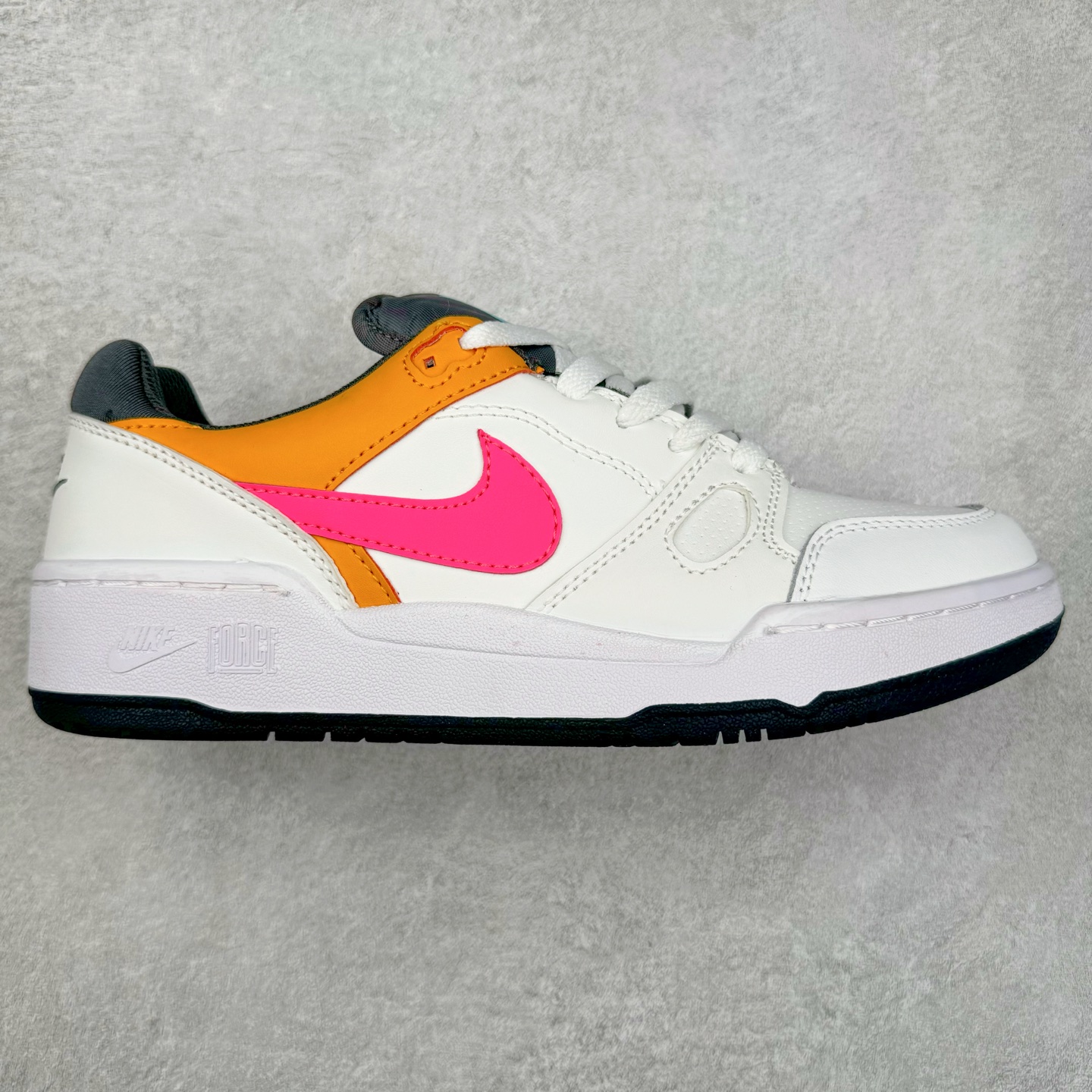 图片[3]-＃福利特价 NK Full Force Low 全力以赴系列中复古休闲运动文化篮球板鞋 复古风潮刮呀刮呀刮，鞋圈大厂们挖呀挖呀挖，感觉大家都有光明的未来！不过吧，这鞋款底蕴再怎么深，感觉也禁不住现在这挖法。所以除了单纯的老鞋复刻，大厂们也开发了不少新思路。估计绝大部分小伙伴，包括我在内，应该都没见过这款鞋。但莫名地，我总觉得这是不是一款古早时期的老鞋。毕竟这货，复古味实在太冲了！Full Force 选择采用全皮革鞋面，还有复杂框架➕纯白配色组合，复古氛围拿捏得十分精准。用作点缀的黑、红两色，也同样是 OG 气息拉满的存在。鞋舌标上的篮球 Logo，自带一种，富有年代感的独特辨识度。相当吸睛的，做旧中底➕红色外底组合，则是大大拉高了整鞋的潮流感。还有若隐若现，并不常见的凸印设计，给这鞋加了不少高级质感分。尺码：36 37.5 38 39 40 41 42 43 44 45-选品中心