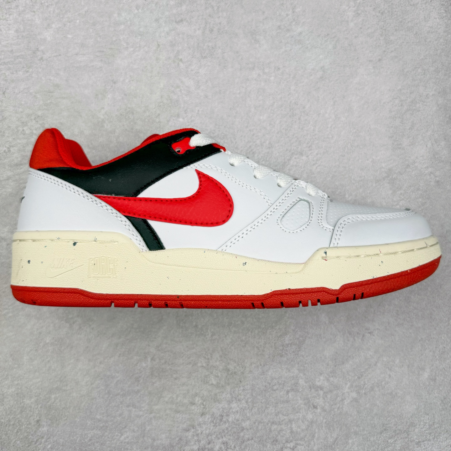 ＃福利特价 NK Full Force Low 全力以赴系列中复古休闲运动文化篮球板鞋 复古风潮刮呀刮呀刮，鞋圈大厂们挖呀挖呀挖，感觉大家都有光明的未来！不过吧，这鞋款底蕴再怎么深，感觉也禁不住现在这挖法。所以除了单纯的老鞋复刻，大厂们也开发了不少新思路。估计绝大部分小伙伴，包括我在内，应该都没见过这款鞋。但莫名地，我总觉得这是不是一款古早时期的老鞋。毕竟这货，复古味实在太冲了！Full Force 选择采用全皮革鞋面，还有复杂框架➕纯白配色组合，复古氛围拿捏得十分精准。用作点缀的黑、红两色，也同样是 OG 气息拉满的存在。鞋舌标上的篮球 Logo，自带一种，富有年代感的独特辨识度。相当吸睛的，做旧中底➕红色外底组合，则是大大拉高了整鞋的潮流感。还有若隐若现，并不常见的凸印设计，给这鞋加了不少高级质感分。尺码：36 37.5 38 39 40 41 42 43 44 45-选品中心