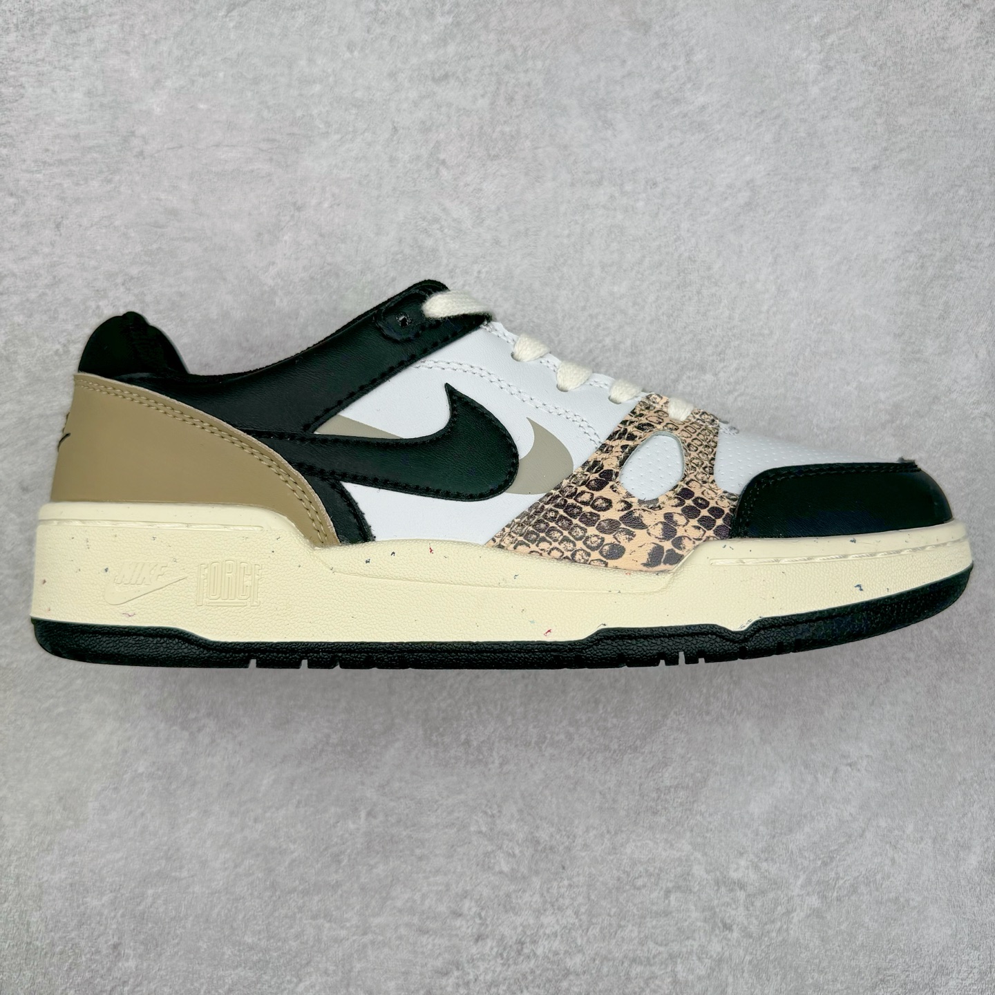 图片[5]-＃福利特价 NK Full Force Low 全力以赴系列中复古休闲运动文化篮球板鞋 复古风潮刮呀刮呀刮，鞋圈大厂们挖呀挖呀挖，感觉大家都有光明的未来！不过吧，这鞋款底蕴再怎么深，感觉也禁不住现在这挖法。所以除了单纯的老鞋复刻，大厂们也开发了不少新思路。估计绝大部分小伙伴，包括我在内，应该都没见过这款鞋。但莫名地，我总觉得这是不是一款古早时期的老鞋。毕竟这货，复古味实在太冲了！Full Force 选择采用全皮革鞋面，还有复杂框架➕纯白配色组合，复古氛围拿捏得十分精准。用作点缀的黑、红两色，也同样是 OG 气息拉满的存在。鞋舌标上的篮球 Logo，自带一种，富有年代感的独特辨识度。相当吸睛的，做旧中底➕红色外底组合，则是大大拉高了整鞋的潮流感。还有若隐若现，并不常见的凸印设计，给这鞋加了不少高级质感分。尺码：36 37.5 38 39 40 41 42 43 44 45-选品中心