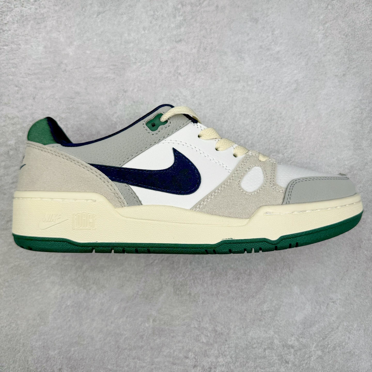 图片[11]-＃福利特价 NK Full Force Low 全力以赴系列中复古休闲运动文化篮球板鞋 复古风潮刮呀刮呀刮，鞋圈大厂们挖呀挖呀挖，感觉大家都有光明的未来！不过吧，这鞋款底蕴再怎么深，感觉也禁不住现在这挖法。所以除了单纯的老鞋复刻，大厂们也开发了不少新思路。估计绝大部分小伙伴，包括我在内，应该都没见过这款鞋。但莫名地，我总觉得这是不是一款古早时期的老鞋。毕竟这货，复古味实在太冲了！Full Force 选择采用全皮革鞋面，还有复杂框架➕纯白配色组合，复古氛围拿捏得十分精准。用作点缀的黑、红两色，也同样是 OG 气息拉满的存在。鞋舌标上的篮球 Logo，自带一种，富有年代感的独特辨识度。相当吸睛的，做旧中底➕红色外底组合，则是大大拉高了整鞋的潮流感。还有若隐若现，并不常见的凸印设计，给这鞋加了不少高级质感分。尺码：36 37.5 38 39 40 41 42 43 44 45-选品中心