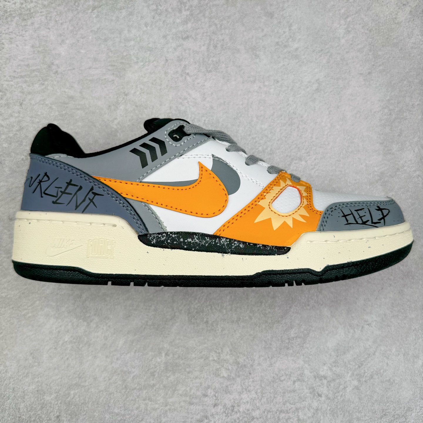 图片[9]-＃福利特价 NK Full Force Low 全力以赴系列中复古休闲运动文化篮球板鞋 复古风潮刮呀刮呀刮，鞋圈大厂们挖呀挖呀挖，感觉大家都有光明的未来！不过吧，这鞋款底蕴再怎么深，感觉也禁不住现在这挖法。所以除了单纯的老鞋复刻，大厂们也开发了不少新思路。估计绝大部分小伙伴，包括我在内，应该都没见过这款鞋。但莫名地，我总觉得这是不是一款古早时期的老鞋。毕竟这货，复古味实在太冲了！Full Force 选择采用全皮革鞋面，还有复杂框架➕纯白配色组合，复古氛围拿捏得十分精准。用作点缀的黑、红两色，也同样是 OG 气息拉满的存在。鞋舌标上的篮球 Logo，自带一种，富有年代感的独特辨识度。相当吸睛的，做旧中底➕红色外底组合，则是大大拉高了整鞋的潮流感。还有若隐若现，并不常见的凸印设计，给这鞋加了不少高级质感分。尺码：36 37.5 38 39 40 41 42 43 44 45-选品中心