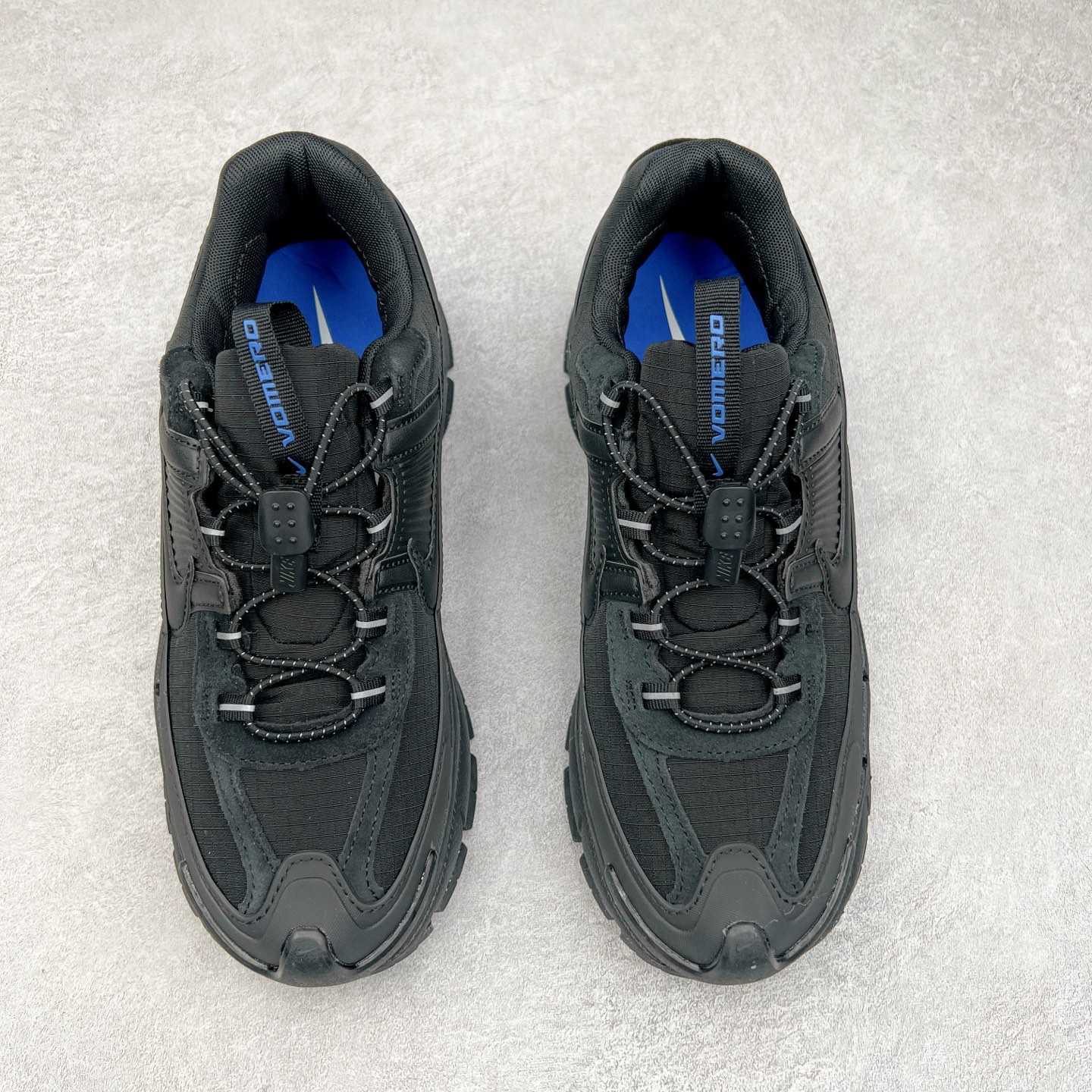 图片[2]-NK Zoom Vomero 5 Roam 佛莫罗5代徒步版系列经典复古增高厚底休闲运动慢跑鞋 FV2295-002 Vomero Roam「漫游鞋」舒适性典范 工学拒水鞋面+ Air Zoom缓震配置无惧雨水 不受天气左右 助你灵活迈步 再加上厚实衬里和橡胶挡泥片 有效御寒不厚重 雨天照样利落出街 中性色调搭配简洁织物 打造百搭属性低调出街or高调亮相 都看你的男女同款不同色 轻松get多元风格 尺码：36 36.5 37.5 38 38.5 39 40 40.5 41 42 42.5 43 44 44.5 45-选品中心