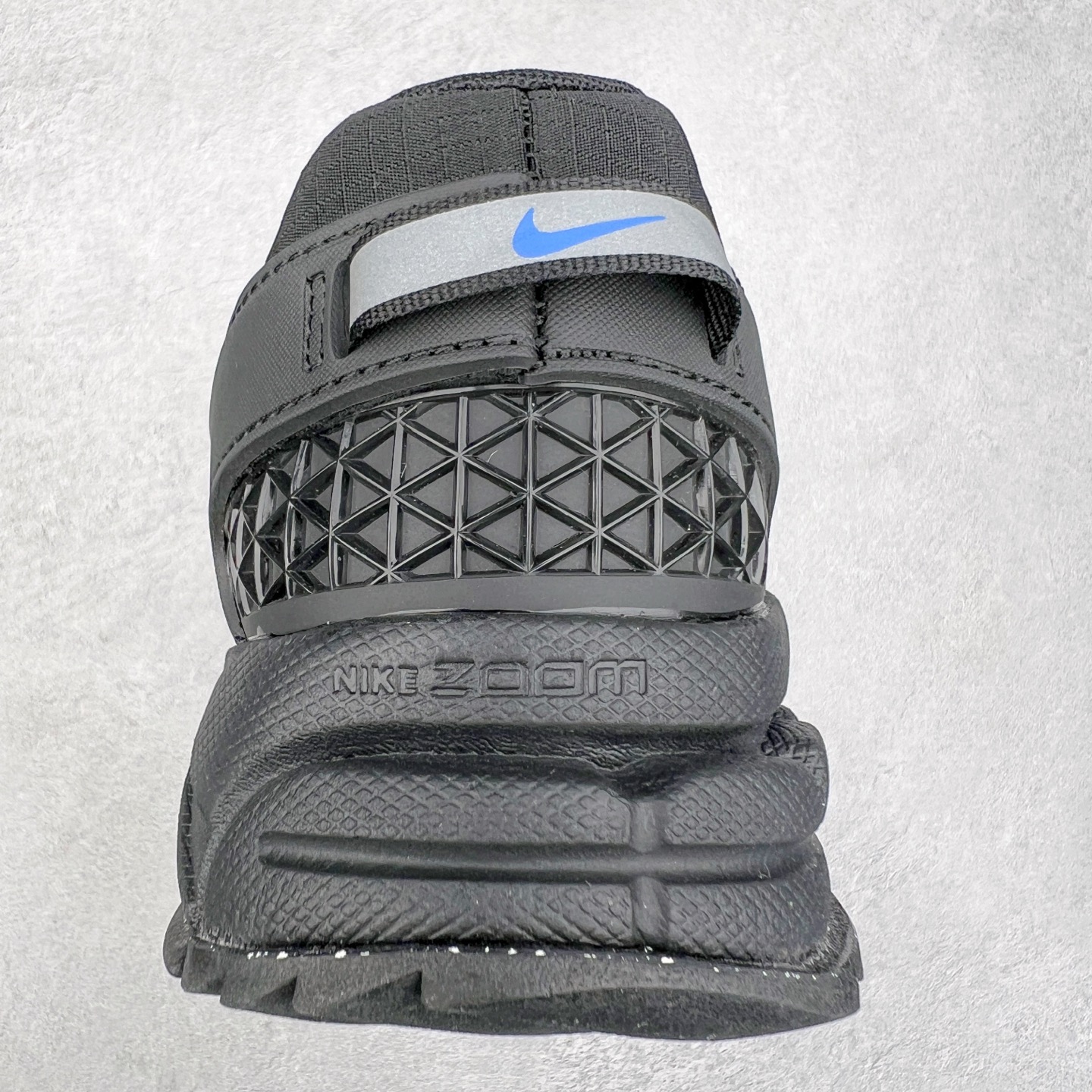 图片[8]-NK Zoom Vomero 5 Roam 佛莫罗5代徒步版系列经典复古增高厚底休闲运动慢跑鞋 FV2295-002 Vomero Roam「漫游鞋」舒适性典范 工学拒水鞋面+ Air Zoom缓震配置无惧雨水 不受天气左右 助你灵活迈步 再加上厚实衬里和橡胶挡泥片 有效御寒不厚重 雨天照样利落出街 中性色调搭配简洁织物 打造百搭属性低调出街or高调亮相 都看你的男女同款不同色 轻松get多元风格 尺码：36 36.5 37.5 38 38.5 39 40 40.5 41 42 42.5 43 44 44.5 45-选品中心