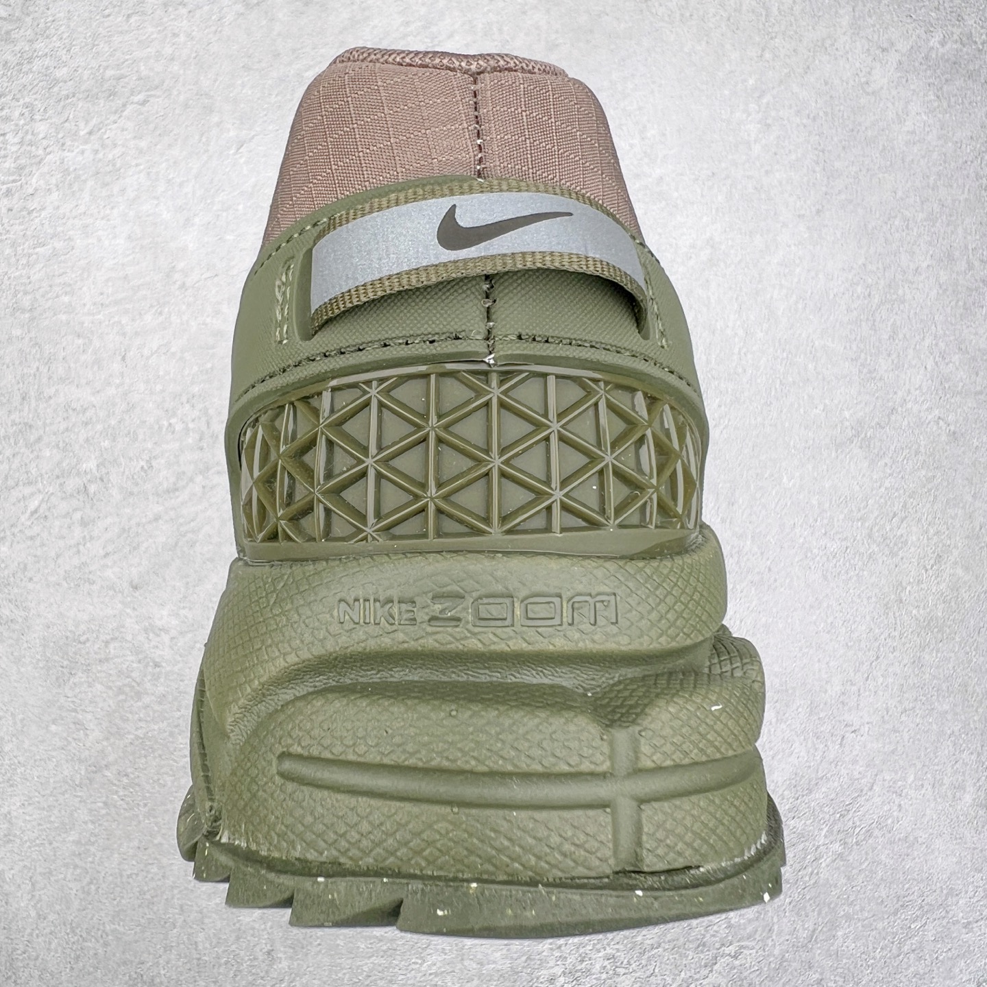 图片[8]-NK Zoom Vomero 5 Roam 佛莫罗5代徒步版系列经典复古增高厚底休闲运动慢跑鞋 FV2295-201 Vomero Roam「漫游鞋」舒适性典范 工学拒水鞋面+ Air Zoom缓震配置无惧雨水 不受天气左右 助你灵活迈步 再加上厚实衬里和橡胶挡泥片 有效御寒不厚重 雨天照样利落出街 中性色调搭配简洁织物 打造百搭属性低调出街or高调亮相 都看你的男女同款不同色 轻松get多元风格 尺码：36 36.5 37.5 38 38.5 39 40 40.5 41 42 42.5 43 44 44.5 45-选品中心