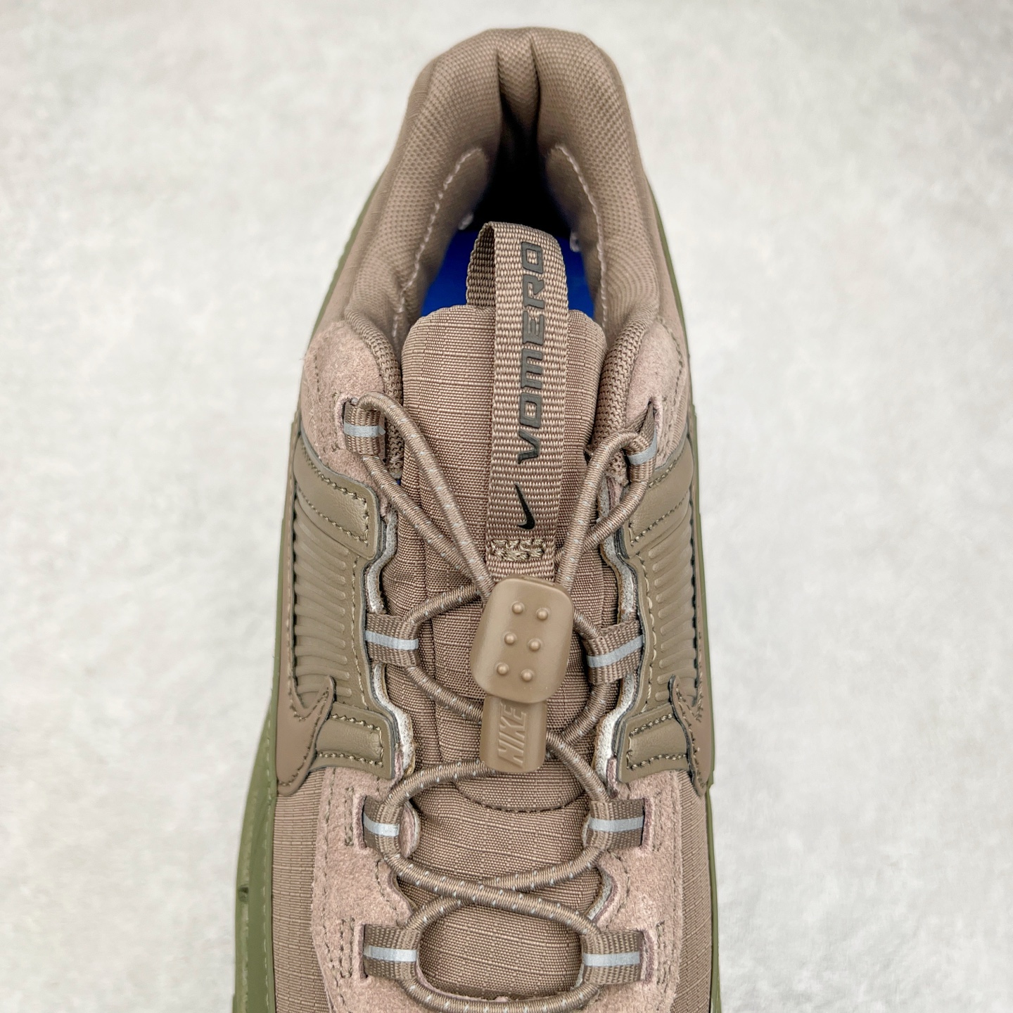 图片[5]-NK Zoom Vomero 5 Roam 佛莫罗5代徒步版系列经典复古增高厚底休闲运动慢跑鞋 FV2295-201 Vomero Roam「漫游鞋」舒适性典范 工学拒水鞋面+ Air Zoom缓震配置无惧雨水 不受天气左右 助你灵活迈步 再加上厚实衬里和橡胶挡泥片 有效御寒不厚重 雨天照样利落出街 中性色调搭配简洁织物 打造百搭属性低调出街or高调亮相 都看你的男女同款不同色 轻松get多元风格 尺码：36 36.5 37.5 38 38.5 39 40 40.5 41 42 42.5 43 44 44.5 45-选品中心