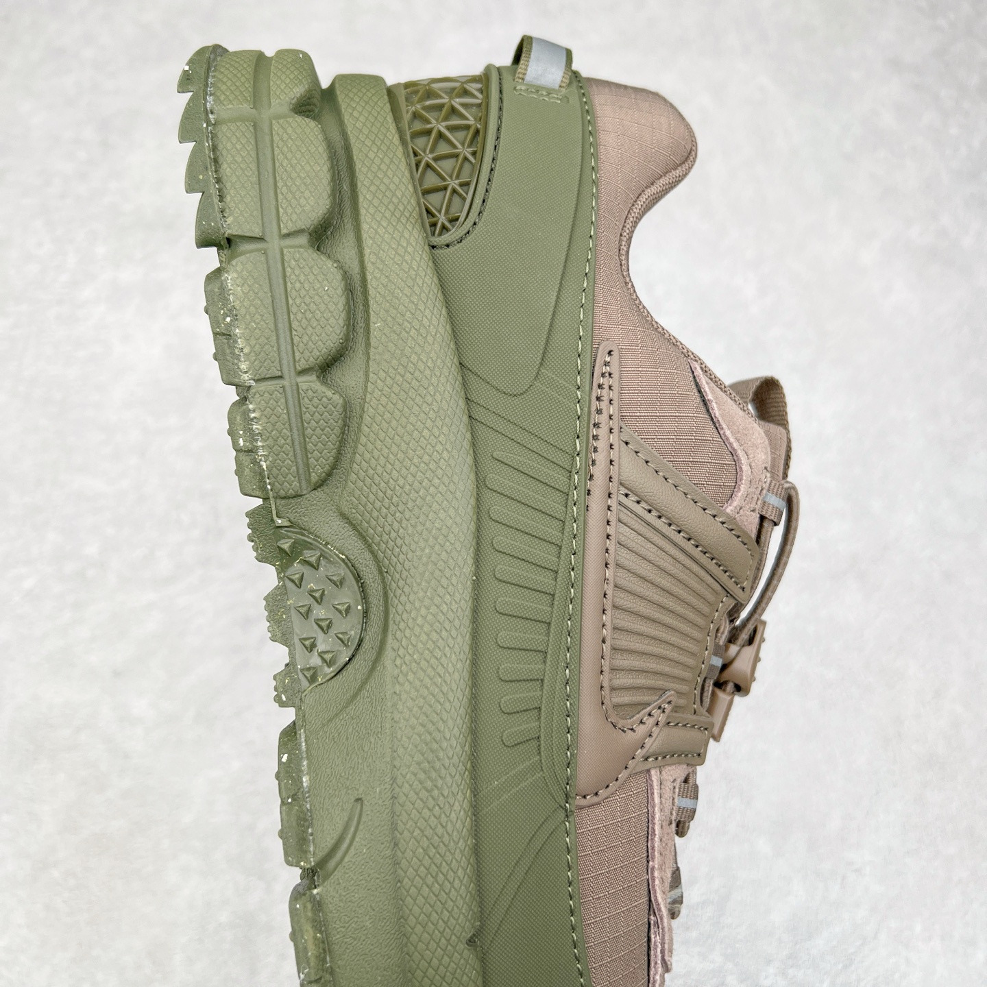 图片[6]-NK Zoom Vomero 5 Roam 佛莫罗5代徒步版系列经典复古增高厚底休闲运动慢跑鞋 FV2295-201 Vomero Roam「漫游鞋」舒适性典范 工学拒水鞋面+ Air Zoom缓震配置无惧雨水 不受天气左右 助你灵活迈步 再加上厚实衬里和橡胶挡泥片 有效御寒不厚重 雨天照样利落出街 中性色调搭配简洁织物 打造百搭属性低调出街or高调亮相 都看你的男女同款不同色 轻松get多元风格 尺码：36 36.5 37.5 38 38.5 39 40 40.5 41 42 42.5 43 44 44.5 45-选品中心