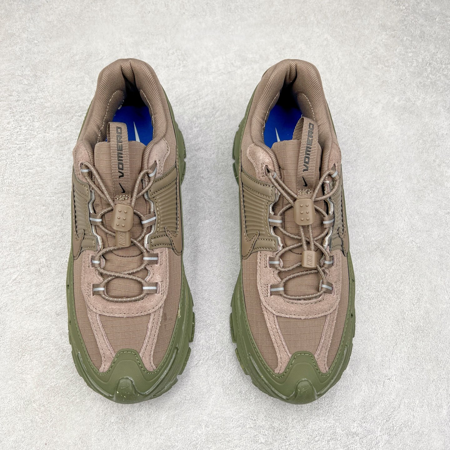 图片[2]-NK Zoom Vomero 5 Roam 佛莫罗5代徒步版系列经典复古增高厚底休闲运动慢跑鞋 FV2295-201 Vomero Roam「漫游鞋」舒适性典范 工学拒水鞋面+ Air Zoom缓震配置无惧雨水 不受天气左右 助你灵活迈步 再加上厚实衬里和橡胶挡泥片 有效御寒不厚重 雨天照样利落出街 中性色调搭配简洁织物 打造百搭属性低调出街or高调亮相 都看你的男女同款不同色 轻松get多元风格 尺码：36 36.5 37.5 38 38.5 39 40 40.5 41 42 42.5 43 44 44.5 45-选品中心