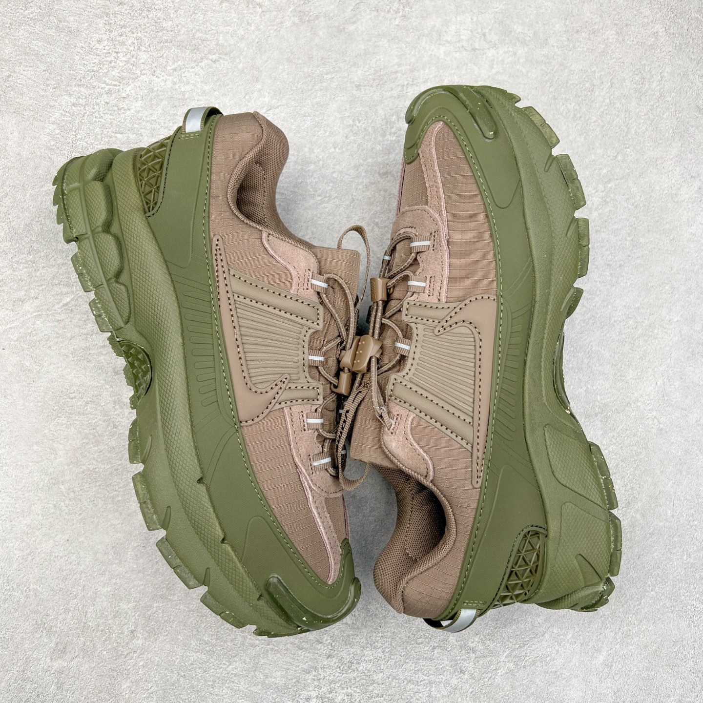 图片[3]-NK Zoom Vomero 5 Roam 佛莫罗5代徒步版系列经典复古增高厚底休闲运动慢跑鞋 FV2295-201 Vomero Roam「漫游鞋」舒适性典范 工学拒水鞋面+ Air Zoom缓震配置无惧雨水 不受天气左右 助你灵活迈步 再加上厚实衬里和橡胶挡泥片 有效御寒不厚重 雨天照样利落出街 中性色调搭配简洁织物 打造百搭属性低调出街or高调亮相 都看你的男女同款不同色 轻松get多元风格 尺码：36 36.5 37.5 38 38.5 39 40 40.5 41 42 42.5 43 44 44.5 45-选品中心