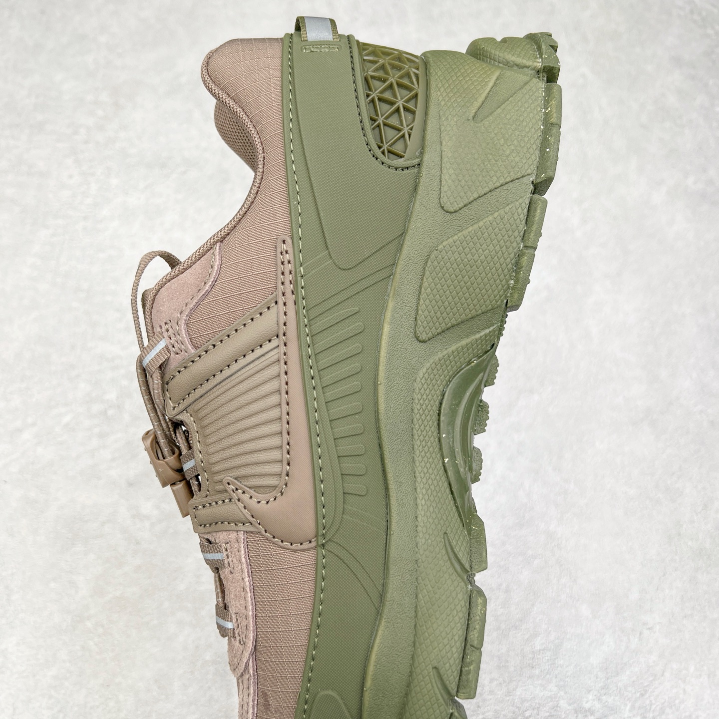 图片[7]-NK Zoom Vomero 5 Roam 佛莫罗5代徒步版系列经典复古增高厚底休闲运动慢跑鞋 FV2295-201 Vomero Roam「漫游鞋」舒适性典范 工学拒水鞋面+ Air Zoom缓震配置无惧雨水 不受天气左右 助你灵活迈步 再加上厚实衬里和橡胶挡泥片 有效御寒不厚重 雨天照样利落出街 中性色调搭配简洁织物 打造百搭属性低调出街or高调亮相 都看你的男女同款不同色 轻松get多元风格 尺码：36 36.5 37.5 38 38.5 39 40 40.5 41 42 42.5 43 44 44.5 45-选品中心