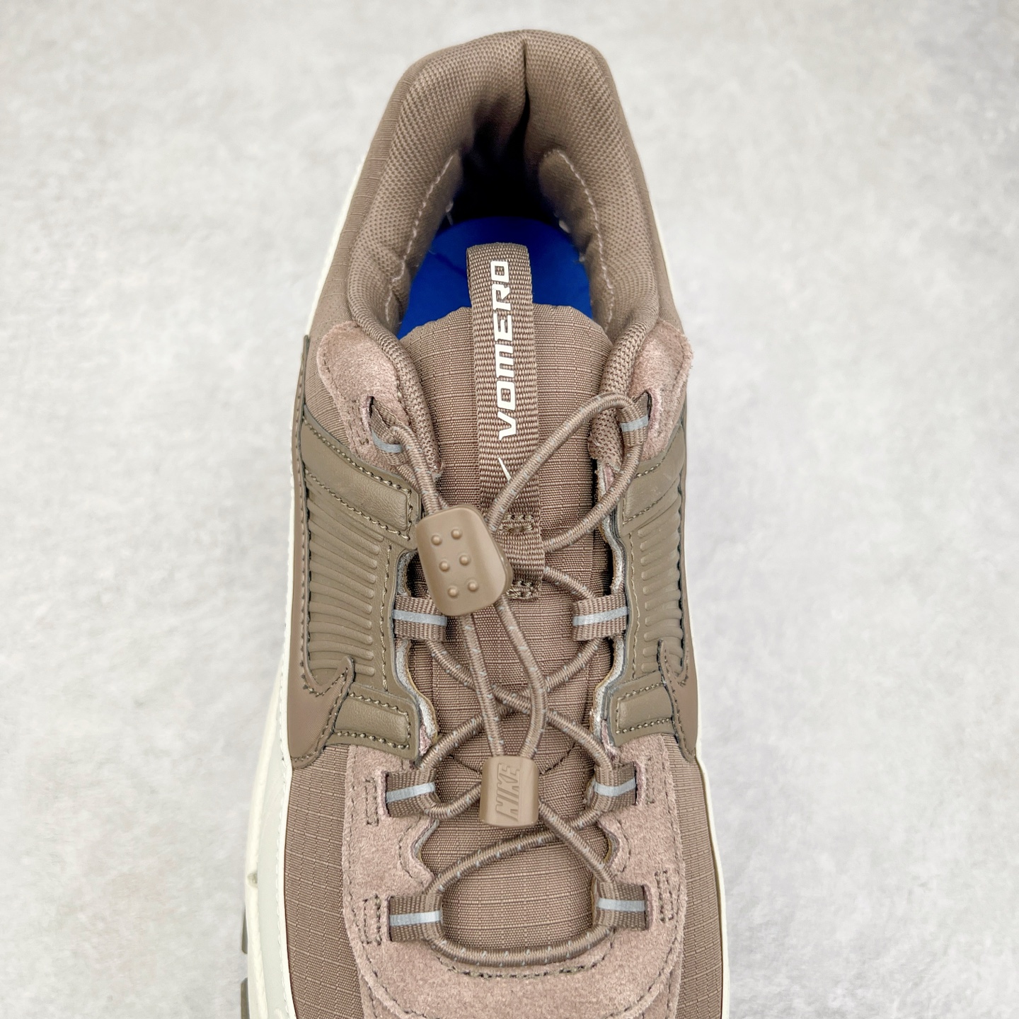 图片[5]-NK Zoom Vomero 5 Roam 佛莫罗5代徒步版系列经典复古增高厚底休闲运动慢跑鞋 HQ2181-001 Vomero Roam「漫游鞋」舒适性典范 工学拒水鞋面+ Air Zoom缓震配置无惧雨水 不受天气左右 助你灵活迈步 再加上厚实衬里和橡胶挡泥片 有效御寒不厚重 雨天照样利落出街 中性色调搭配简洁织物 打造百搭属性低调出街or高调亮相 都看你的男女同款不同色 轻松get多元风格 尺码：36 36.5 37.5 38 38.5 39 40 40.5 41 42 42.5 43 44 44.5 45-选品中心