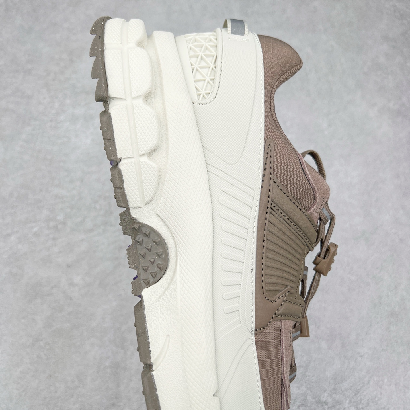 图片[6]-NK Zoom Vomero 5 Roam 佛莫罗5代徒步版系列经典复古增高厚底休闲运动慢跑鞋 HQ2181-001 Vomero Roam「漫游鞋」舒适性典范 工学拒水鞋面+ Air Zoom缓震配置无惧雨水 不受天气左右 助你灵活迈步 再加上厚实衬里和橡胶挡泥片 有效御寒不厚重 雨天照样利落出街 中性色调搭配简洁织物 打造百搭属性低调出街or高调亮相 都看你的男女同款不同色 轻松get多元风格 尺码：36 36.5 37.5 38 38.5 39 40 40.5 41 42 42.5 43 44 44.5 45-选品中心