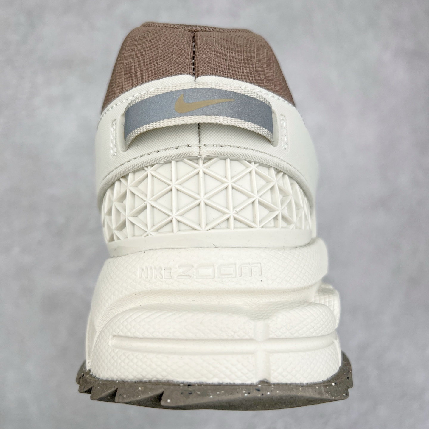 图片[8]-NK Zoom Vomero 5 Roam 佛莫罗5代徒步版系列经典复古增高厚底休闲运动慢跑鞋 HQ2181-001 Vomero Roam「漫游鞋」舒适性典范 工学拒水鞋面+ Air Zoom缓震配置无惧雨水 不受天气左右 助你灵活迈步 再加上厚实衬里和橡胶挡泥片 有效御寒不厚重 雨天照样利落出街 中性色调搭配简洁织物 打造百搭属性低调出街or高调亮相 都看你的男女同款不同色 轻松get多元风格 尺码：36 36.5 37.5 38 38.5 39 40 40.5 41 42 42.5 43 44 44.5 45-选品中心