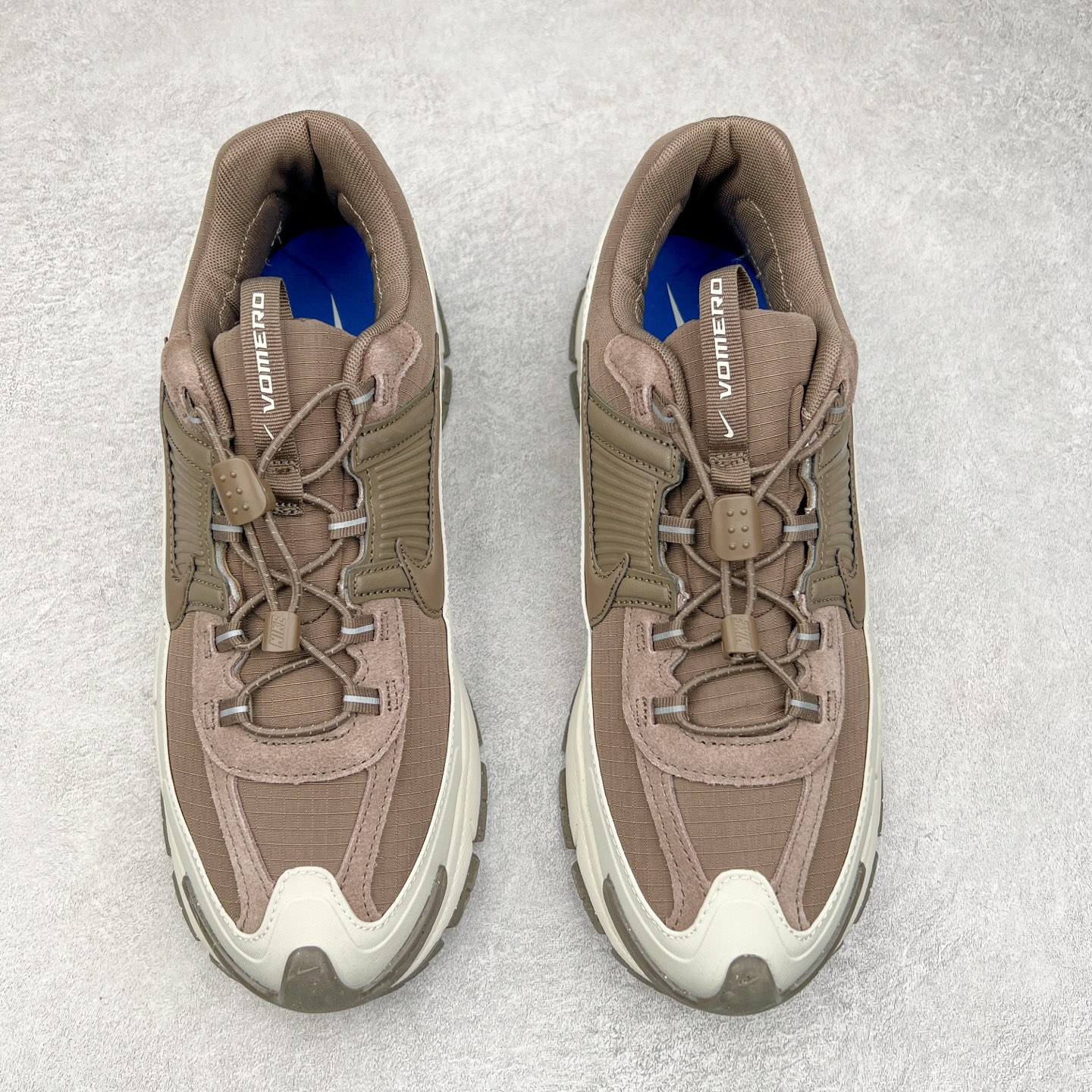 图片[2]-NK Zoom Vomero 5 Roam 佛莫罗5代徒步版系列经典复古增高厚底休闲运动慢跑鞋 HQ2181-001 Vomero Roam「漫游鞋」舒适性典范 工学拒水鞋面+ Air Zoom缓震配置无惧雨水 不受天气左右 助你灵活迈步 再加上厚实衬里和橡胶挡泥片 有效御寒不厚重 雨天照样利落出街 中性色调搭配简洁织物 打造百搭属性低调出街or高调亮相 都看你的男女同款不同色 轻松get多元风格 尺码：36 36.5 37.5 38 38.5 39 40 40.5 41 42 42.5 43 44 44.5 45-选品中心