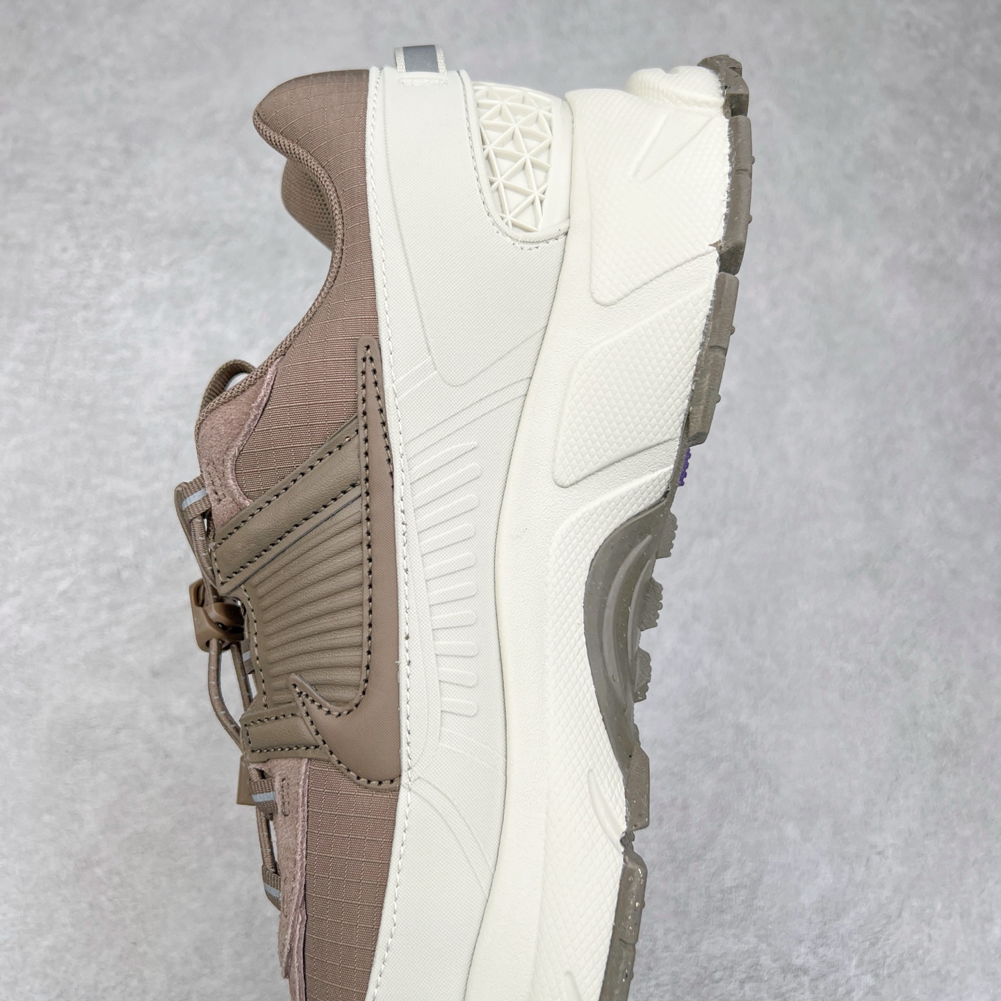 图片[7]-NK Zoom Vomero 5 Roam 佛莫罗5代徒步版系列经典复古增高厚底休闲运动慢跑鞋 HQ2181-001 Vomero Roam「漫游鞋」舒适性典范 工学拒水鞋面+ Air Zoom缓震配置无惧雨水 不受天气左右 助你灵活迈步 再加上厚实衬里和橡胶挡泥片 有效御寒不厚重 雨天照样利落出街 中性色调搭配简洁织物 打造百搭属性低调出街or高调亮相 都看你的男女同款不同色 轻松get多元风格 尺码：36 36.5 37.5 38 38.5 39 40 40.5 41 42 42.5 43 44 44.5 45-选品中心