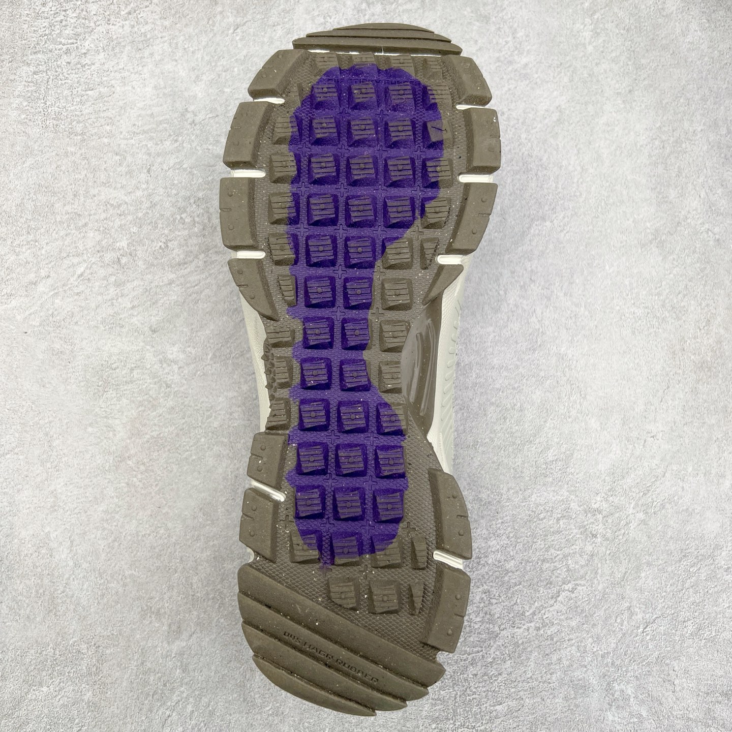 图片[9]-NK Zoom Vomero 5 Roam 佛莫罗5代徒步版系列经典复古增高厚底休闲运动慢跑鞋 HQ2181-001 Vomero Roam「漫游鞋」舒适性典范 工学拒水鞋面+ Air Zoom缓震配置无惧雨水 不受天气左右 助你灵活迈步 再加上厚实衬里和橡胶挡泥片 有效御寒不厚重 雨天照样利落出街 中性色调搭配简洁织物 打造百搭属性低调出街or高调亮相 都看你的男女同款不同色 轻松get多元风格 尺码：36 36.5 37.5 38 38.5 39 40 40.5 41 42 42.5 43 44 44.5 45-选品中心